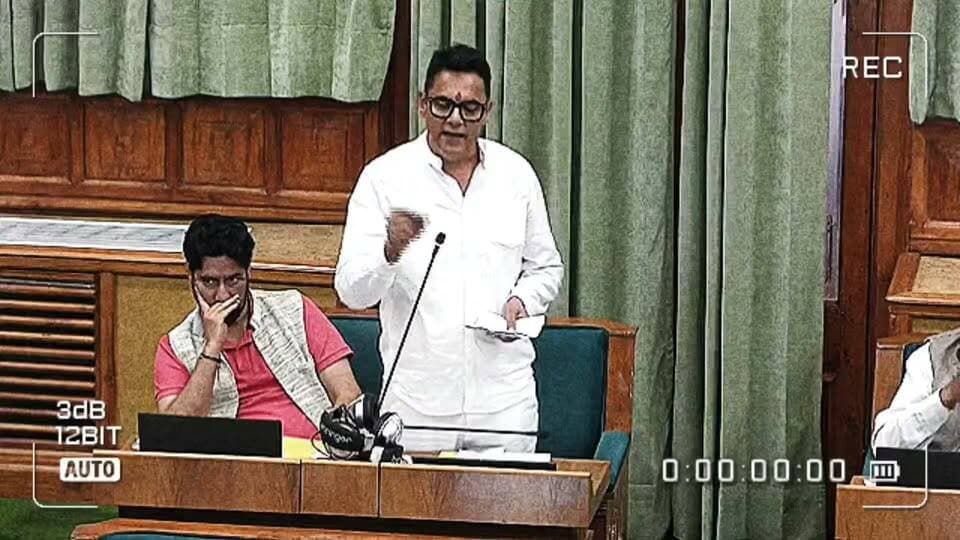 शिमला: विधानसभा में विपक्ष को युवाओ के मुद्दे पर घेरते नजर आए चिंतपुरनी से कांग्रेस विधायक सुदर्शन सिंह बबलू ।
#himachalpradesh #shimla #chintapurni #MLA #SudarshanSinghBablu