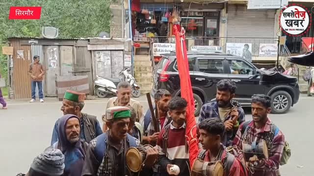 सिरमौर में जीवंत है सदियों पुरानी परंपरा: गुग्गा जाहर पीर के जयकारों से गूंजा गिरिपार, गांव-गांव पहुंच रही महाराज की छड़ी और जातर...