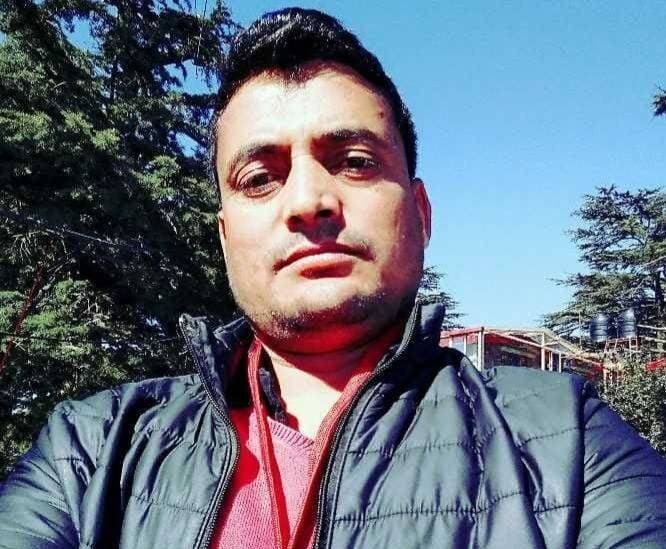 दो साल से पांगी में स्कूल टूर्नामेंट बंद, खेल कैलेंडर से भी बाहर हुआ पांगी
चंबा जिले में अंडर-14 और अंडर-19 प्रतियोगिताएं जारी, पांगी के विद्यार्थियों को खेलों में अवसर न मिलने पर उठे सवाल
सुरेंद्र ठाकुर
चंबा पांगी 03 सितम्बर
जनजातीय क्षेत्र पांगी में पिछले करीब दो वर्षों से स्कूली खेल प्रतियोगिताएं आयोजित न होने का मामला अब सामने आया है। चंबा जिले के अन्य क्षेत्रों में जहां अंडर-14 और अंडर-19 स्तर की खेल प्रतियोगिताएं आयोजित की जा रही हैं, वहीं पांगी क्षेत्र के विद्यार्थियों को खेलों में हिस्सा लेने का अवसर नहीं मिल पा रहा है।
पीएम श्री यूटी जीएसएसएस किल्लर विद्यालय प्रबंधन समिति के अध्यक्ष जन्म सिंह राणा ने इस स्थिति पर सवाल उठाते हुए कहा कि पांगी के विद्यार्थियों को भी अन्य क्षेत्रों के बच्चों की तरह खेल प्रतियोगिताओं में भाग लेने और अपनी प्रतिभा दिखाने का समान अवसर मिलना चाहिए।
उन्होंने संबंधित विभाग और प्रशासन से मांग की है कि पांगी में बंद पड़ी स्कूली खेल प्रतियोगिताओं को जल्द बहाल किया जाए और क्षेत्र को जिला स्तर के खेल कैलेंडर में उचित स्थान दिया जाए।
जन्म सिंह राणा ने सभी विद्यालय प्रबंधन समितियों के सदस्यों से भी अपील की है कि आगामी मासिक बैठकों में इस मुद्दे को प्रमुखता से उठाया जाए, ताकि विद्यार्थियों के खेल हितों को लेकर सामूहिक रूप से आवाज उठाई जा सके।
उन्होंने कहा कि यदि आवश्यकता पड़ी तो पांगी क्षेत्र की विद्यालय प्रबंधन समितियों की ओर से रेजिडेंट कमिश्नर के माध्यम से प्रदेश सरकार और मुख्यमंत्री को ज्ञापन सौंपकर इस मामले को प्रमुखता से उठाया जाएगा।
सवाल यह है—
जब जिले के अन्य क्षेत्रों में स्कूली खेल प्रतियोगिताएं नियमित रूप से आयोजित हो रही हैं, तो पांगी के विद्यार्थियों को खेलों के समान अवसर से वंचित क्यों रखा जा रहा है? अब देखना होगा कि संबंधित विभाग इस मामले पर क्या कदम उठाता है।