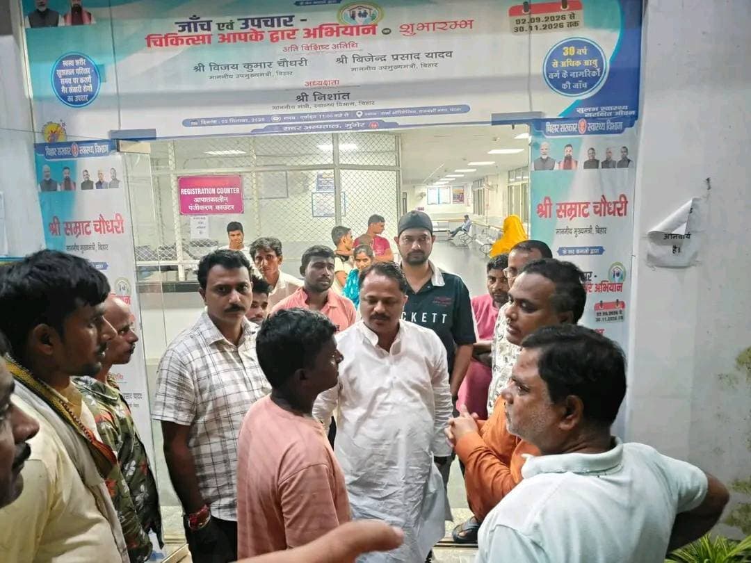 सांप के डसने से छह वर्षीय मासूम की मौत, डिप्टी मेयर खालिद हुसैन की पहल पर देर रात हुआ पोस्टमार्टम
बरमनी निवासी नरेश किस्को के छह वर्षीय पुत्र की सांप के डसने से इलाज के दौरान मौत हो गई। बच्चे को गंभीर हालत में इलाज के लिए मुंगेर सदर अस्पताल लाया जा रहा था, लेकिन रास्ते में ही उसने दम तोड़ दिया। घटना के बाद परिवार में मातम पसर गया और माता-पिता समेत परिजनों का रो-रोकर बुरा हाल हो गया।
मासूम की मौत के बाद परिजनों के सामने रात में ही पोस्टमार्टम कराने की समस्या खड़ी हो गई। परिवार की परेशानी की जानकारी मिलने पर नगर निगम मुंगेर के डिप्टी मेयर खालिद हुसैन देर रात सदर अस्पताल पहुंचे और मामले में मानवीय पहल करते हुए जिलाधिकारी निखिल धनराज निप्पाणीकर से संपर्क किया।
डिप्टी मेयर खालिद हुसैन के आग्रह पर जिलाधिकारी ने तत्काल मानवीय संवेदना दिखाते हुए देर रात पोस्टमार्टम कराने का निर्देश दिया। इसके बाद आवश्यक प्रक्रिया पूरी कर मासूम के शव का पोस्टमार्टम कराया गया। पोस्टमार्टम के बाद परिजन बच्चे का शव लेकर बरमनी, धारैरा क्षेत्र के लिए रवाना हुए।
इस दौरान डिप्टी मेयर खालिद हुसैन ने कहा कि दुख की घड़ी में पीड़ित परिवार के साथ खड़ा होना ही इंसानियत है। उन्होंने परिवार के प्रति संवेदना व्यक्त करते हुए ईश्वर से दिवंगत मासूम की आत्मा की शांति और परिजनों को इस कठिन समय में धैर्य प्रदान करने की प्रार्थना
#BiharNews #Munger #मुंगेर #नगरनिगम #MungerDistrict #मुंगेरन्यूज #MungerMunicipalCorporation