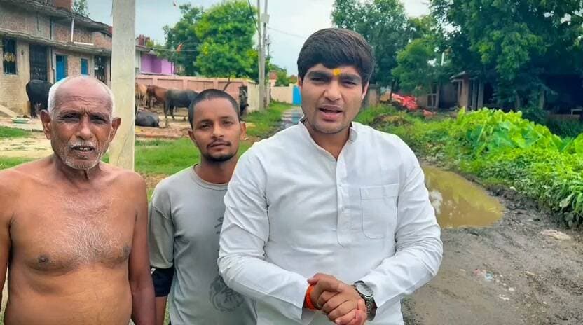 जर्जर सड़क को लेकर सपा नेता अवनीश यादव ने उठाई आवाज
रुद्रपुर। पूर्व छात्र संघ अध्यक्ष एवं समाजवादी पार्टी नेता अवनीश यादव ने उसरा बाजार चौराहे से छितरुवा चौराहे तक जर्जर सड़क का मुद्दा उठाया। उन्होंने कहा कि खराब सड़क के कारण आए दिन दुर्घटनाएं हो रही हैं। जनप्रतिनिधियों से सड़क का निर्माण जल्द कराने की मांग की गई।
#देवरिया