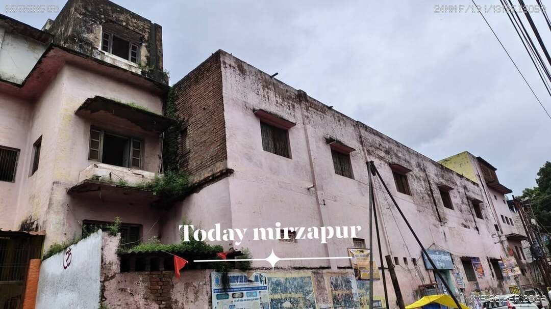 मिर्जापुर में छात्राओं की सुरक्षा पर बड़ा सवाल!
⚠️ जर्जर भवन में पढ़ने को मजबूर छात्राएं, हादसे का इंतजार कर रहा आर्य कन्या पाठशाला इंटर कॉलेज?
मिर्जापुर। नगर के वासलीगंज स्थित स्वामी दयानन्द मार्ग पर आर्य कन्या पाठशाला इंटर कॉलेज के बाहर की भवन की हालत बेहद खराब नजर आ रही है। चिंताजनक बात यह है कि इसी जर्जर भवन में छात्राएं पढ़ाई कर रही हैं।
कुछ दिन पहले ही पुलिस लाइन रोड स्थित एएस जुबली इंटर कॉलेज का एक कमरा जर्जर हालत के चलते अचानक ढह गया था। गनीमत रही कि हादसे के वक्त कमरे में छात्र मौजूद नहीं थे, जिससे बड़ा हादसा टल गया।
अब आर्य कन्या पाठशाला इंटर कॉलेज के जर्जर भवन को लेकर भी सवाल उठने लगे हैं। अगर समय रहते भवन की जांच और आवश्यक मरम्मत नहीं कराई गई तो कभी भी बड़ा हादसा हो सकता है।
📢 जनहित में मांग है कि संबंधित विभाग तत्काल भवन का तकनीकी निरीक्षण कराए और छात्राओं की सुरक्षा सुनिश्चित करने के लिए आवश्यक कदम उठाए।
#TodayMirzapur #Mirzapur #मिर्जापुर #आर्यकन्यापाठशाला #स्कूल #छात्राओंकीसुरक्षा #जर्जरभवनचाहें