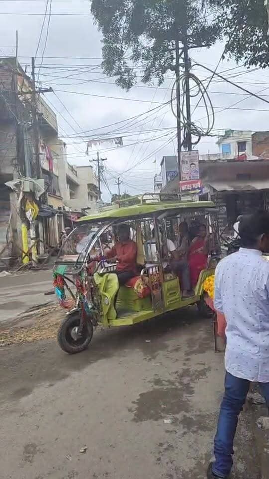 पुलिस लाइन से भरुहना तक बनी सड़क एक महीने भी नहीं चली हो गए बड़े-बड़े गड्ढे ,दिन में जेसीबी से गिट्टी डाला जा रहा जिससे यातायात की भी समस्या खड़ी हो रही है. ...
#todaymirzapur
#BreakingNews
#सड़कबदहाल
#mirzapur