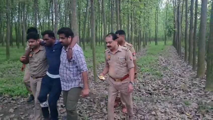 सहारनपुर की कुतुबशेर पुलिस ने मुठभेड़ में दो लुटेरे किए गिरफ्तार हुआ हाफ एनकाउंटर
सहारनपुर के थाना कुतुबशेर पुलिस की गुरुवार सुबह बदमाशों से मुठभेड़ हो गई। पुलिस की जवाबी फायरिंग में लूट के मामले में वांछित राहुल निवासी मुल्ला नागराजपुर और अंकित निवासी पहलवानपुर पैर में गोली लगने से घायल हो गए। दोनों को गिरफ्तार कर अस्पताल में भर्ती कराया गया। एक बदमाश जंगल में फरार हो गया। आरोपियों के कब्जे से दो तमंचे, पांच कारतूस, लूटा गया मोबाइल, पर्स, 4,500 रुपये और बाइक बरामद हुई। राहुल पर 15, जबकि अंकित पर करीब आधा दर्जन मुकदमे दर्ज हैं।
#सहारनपुर #BreakingNews #UPPolice