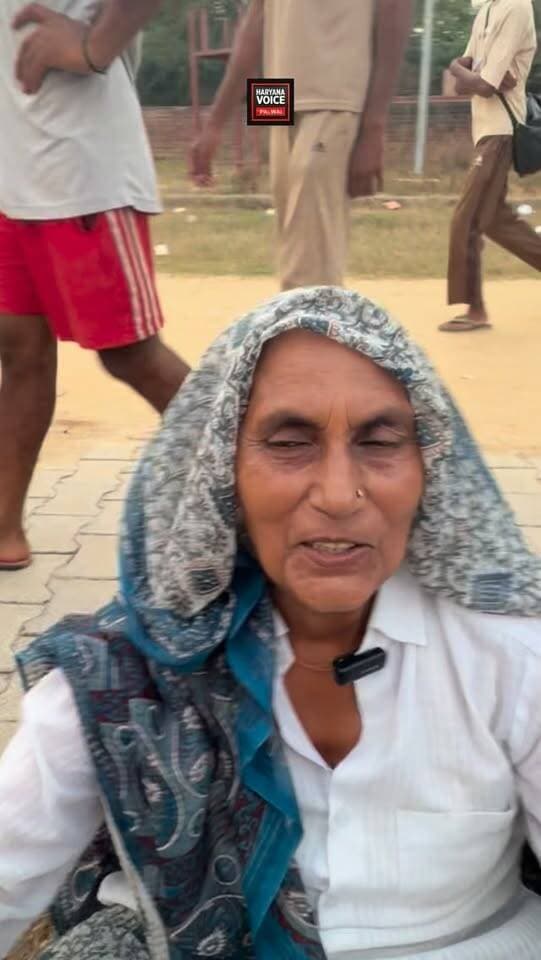🌿 क्या शहर की महिलाएं जानती हैं गाँव की पुरानी संस्कृति? 🌿
क्या आज की शहर की महिलाएं जानती हैं कि हमारे गाँव-देहात में कभी तीज-त्योहार कैसे मनाए जाते थे?
कैसे महिलाएं मिल-जुलकर पारंपरिक गीत गाती थीं, झूले झूलती थीं और अपनी लोक संस्कृति को पीढ़ी-दर-पीढ़ी आगे बढ़ाती थीं?
आज भी गाँव की कई महिलाएं हमारी पुरानी परंपराओं और संस्कृति को संजोए हुए हैं। ❤️
लेकिन सवाल है—
👉 क्या शहर की नई पीढ़ी इन प्राचीन ग्रामीण परंपराओं से उतनी ही परिचित है?
👉 क्या उन्हें पता है कि हमारी दादी-नानी और बुजुर्ग महिलाएं तीज जैसे त्योहार किस तरह मनाया करती थीं?
गाँव की मिट्टी में आज भी हमारी संस्कृति की खुशबू बाकी है। 🌾❤️
आप बताइए—क्या ऐसी पुरानी संस्कृति को बचाकर रखना चाहिए?
.
.
#VillageCulture #TeejFestival #TraditionalCulture #HaryanviCulture #haryanavoicepalwaltoday