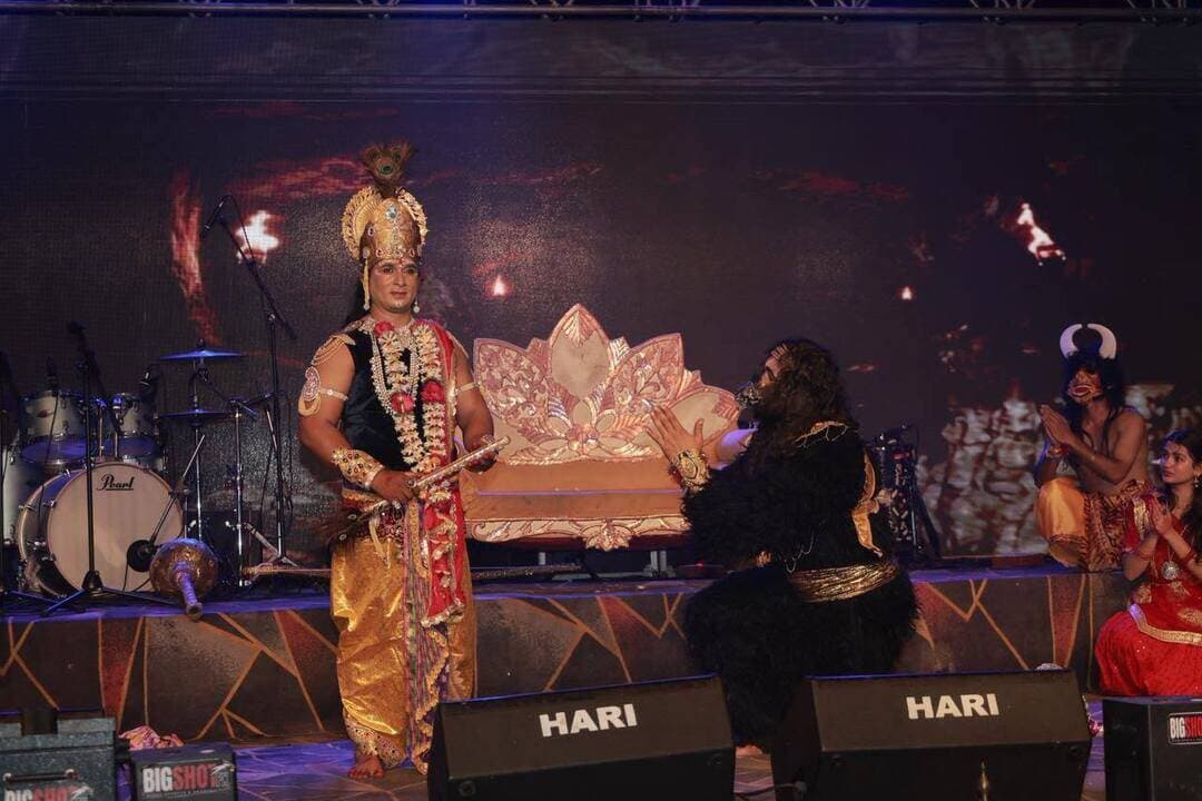 रायसेन जिले के खरगौन में संस्कृति विभाग द्वारा श्रीकृष्ण पर्व का आयोजन
श्रीकृष्ण के जीवन दर्शन और लीलाओं का नृत्य, नाट्य तथा कथा के माध्यम से हुआ प्रस्तुतिकरण
–––––
–––––
रायसेन जिले की बरेली तहसील के ग्राम जामगढ़ के निकट विंध्याचल क्षेत्र में स्थित जामवंत गुफा भगवान श्रीकृष्ण, जामवंत और स्यमंतक मणि से जुड़े पौराणिक प्रसंग के कारण विशेष महत्व रखती है। बुधवार को खरगौन में मप्र शासन के संस्कृति विभाग द्वारा श्रीकृष्ण पर्व के तहत ‘‘कृष्णायन‘‘ कार्यक्रम का आयोजन हुआ। जिसमें नृत्य, नाट्य और कथा के माध्यम से भगवान श्रीकृष्ण की विविध लीलाओं को प्रस्तुत किया गया। कार्यक्रम में स्वास्थ्य राज्यमंत्री श्री Narendra Shivaji Patel , स्थानीय जनप्रतिनिधि, अधिकारी और बड़ी संख्या में आमजन उपस्थित रहे।
कार्यक्रम का मुख्य आकर्षण ‘‘कृष्णायन: सुनो वो जो कभी कहा नहीं गया‘‘ शीर्षक से प्रस्तुत श्रीकृष्ण केंद्रित संगीतमयी प्रस्तुति रही। इसके पूर्व श्रीकृष्ण केन्द्रित महानाट्य की प्रस्तुति हुई जिसका निर्देशन श्री शिरीष राजपुरोहित उज्जैन द्वारा किया गया है। इस महानाट्य के माध्यम से श्रीकृष्ण के जीवन के उन भावों, प्रसंगों और दृष्टिकोणों को मंच पर उकेरने का प्रयास किया गया जो उनकी विराट कथा के बीच अक्सर अनकहे रह जाते हैं।
इस अवसर पर स्वास्थ्य राज्यमंत्री श्री पटेल ने कहा कि मुख्यमंत्री डॉ मोहन यादव के नेतृत्व में पूरे प्रदेश में बड़े ही धूमधाम के साथ श्रीकृष्ण पर्व मनाया जा रहा है। यह हम सभी क्षेत्रवासियों के लिए गौरव की बात है कि उदयपुरा विधानसभा के ऐतिहासिक और धार्मिक स्थलों में से एक जामगढ़ जो भगवान श्रीकृष्ण जी की ससुराल मानी जाती है। यह ऐसा पावन स्थल है जिसे मध्यप्रदेश सरकार ने ‘‘श्रीकृष्ण पाथेय‘‘ में भी सम्मिलित किया है।
उल्लेखनीय है कि रायसेन जिले की बरेली तहसील के जामगढ़ के निकट स्थित जामवंत गुफा श्रीकृष्ण से जुड़ी लोक मान्यताओं के कारण विशेष महत्व रखती है। मान्यता है कि स्यमंतक मणि की खोज के प्रसंग में भगवान श्रीकृष्ण का सामना जामवंत से इसी गुफा में हुआ था। कथा के अनुसार दोनों के बीच लंबे समय तक युद्ध हुआ और अंततः जामवंत ने श्रीकृष्ण में अपने आराध्य भगवान राम के स्वरूप का दर्शन किया। इसके बाद उन्होंने स्यमंतक मणि श्रीकृष्ण को सौंप दी और अपनी पुत्री जाम्बवती का विवाह उनसे कराया।
#Raisen Jansampark Madhya Pradesh JDjansampark Bhopal Bhopal Commissioner Collector Office Raisen