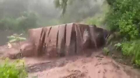 पहाड़ी नाले के साथ बनी दुकान पर अचानक मलबा आया। घटना हिमाचल के जाबली सोलन की है। दुकानदार को दुकान छोड़कर भागना पड़ा।
#videosvirales