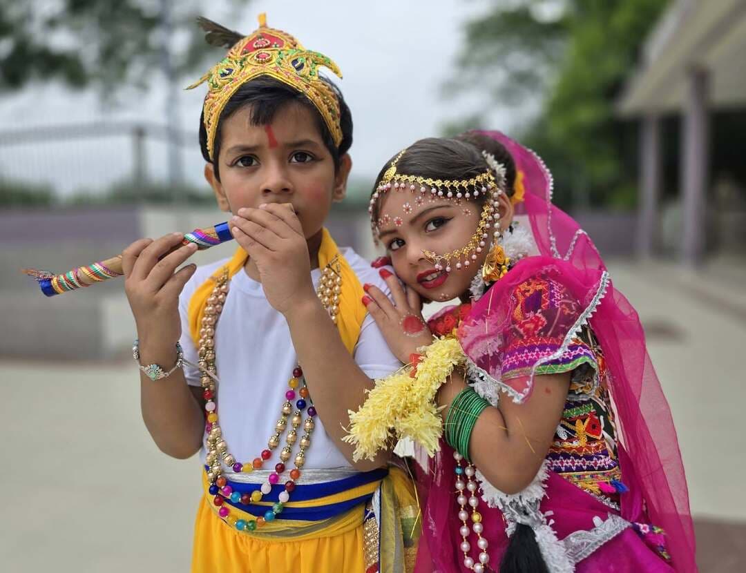 अरे वाह!इतने शानदार श्री राधा और कान्हा
🦚 दिबियापुर में कृष्ण जन्माष्टमी की धूम, गेल डीएवी मॉडल स्कूल में बच्चों ने बिखेरी भक्ति की छटा 🦚
📍 दिबियापुर। गेल डीएवी मॉडल स्कूल में भगवान श्रीकृष्ण के जन्मोत्सव श्रीकृष्ण जन्माष्टमी का पर्व बड़े ही हर्षोल्लास, श्रद्धा और भक्ति के साथ मनाया गया।
🎶 राधा-कृष्ण की मनमोहक प्रस्तुतियों ने जीता दिल
जन्माष्टमी के अवसर पर विद्यालय के नन्हे-मुन्ने विद्यार्थियों ने श्रीकृष्ण की बाल लीलाओं, राधा-कृष्ण के प्रेम और कृष्ण के जीवन प्रसंगों पर आधारित मनमोहक नृत्य एवं सांस्कृतिक प्रस्तुतियाँ दीं।
💙 बच्चों की आकर्षक कृष्ण-राधा वेशभूषा, भावपूर्ण अभिनय और शानदार प्रस्तुतियों ने विद्यालय परिसर को भक्ति और उल्लास से सराबोर कर दिया। कार्यक्रम के दौरान बच्चों की प्रस्तुतियों ने उपस्थित लोगों का मन मोह लिया।
📖 बच्चों को दिया गीता का संदेश
कार्यक्रम में विद्यार्थियों को भगवान श्रीकृष्ण के जीवन और श्रीमद्भगवद्गीता के संदेश से परिचित कराया गया। बच्चों को कर्तव्य, सत्य, धर्म, निस्वार्थ कर्म और सदाचार के मार्ग पर चलने का महत्व समझाया गया।
🌸 विद्यालय की शिक्षिकाओं ने जन्माष्टमी के आध्यात्मिक एवं सांस्कृतिक महत्व पर प्रकाश डालते हुए विद्यार्थियों को भगवान श्रीकृष्ण के आदर्शों को जीवन में अपनाने के लिए प्रेरित किया।
🎙️ प्रधानाचार्य पंकज द्विवेदी ने दी शुभकामनाएँ
विद्यालय के प्रधानाचार्य पंकज द्विवेदी ने विद्यार्थियों को जन्माष्टमी की शुभकामनाएँ देते हुए कहा कि भगवान श्रीकृष्ण का जीवन हमें निस्वार्थ कर्म, प्रेम, साहस और सदाचार की प्रेरणा देता है। उन्होंने विद्यार्थियों से श्रीकृष्ण के आदर्शों को अपने जीवन में अपनाने का आह्वान किया।
✨ गेल डीएवी मॉडल स्कूल में जन्माष्टमी का यह आयोजन बच्चों की प्रतिभा, संस्कार और भारतीय संस्कृति से जुड़ाव की खूबसूरत झलक पेश कर गया।
🙏 जय श्रीकृष्ण! राधे-राधे! 🙏
📲 दिबियापुर और पूरे औरैया जिले की जानकारी भरोसे की पाने के लिए “दिबियापुर द लीजेंड” पेज को फॉलो अवश्य करें।
#दिबियापुर #जन्माष्टमी #श्रीकृष्ण #गेलडीएवीमॉडलस्कूल #औरैया #DibiyapurTheLegend