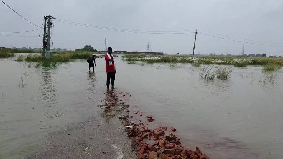 शाहपुर के बिलौटी गांव में गंगा कटाव के विस्थापित परिवारों का रहने वाले जगह पानी पानी हुआ है।