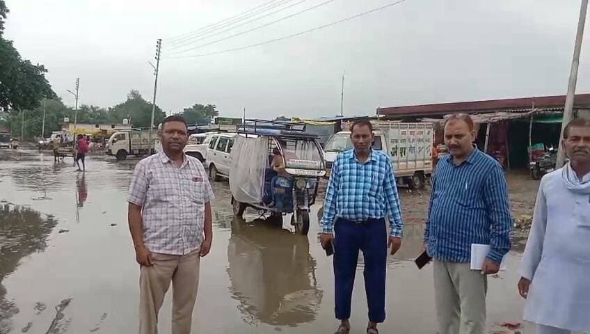 #करोड़ों की मंडी बनी तालाब - यमुनापार की सबसे बड़ी जसरा सब्जी मंडी में कीचड़, अंधेरा और सांप का साया
प्रयागराज, जसरा।
यमुनापार की सबसे बड़ी नवीन सब्जी मंडी जसरा बारिश के बाद तालाब में तब्दील हो गई है। महीनों से जलभराव से सड़कें दलदल बन गई हैं, गड्ढों में पानी भरा है और दुर्गंध से बुरा हाल है। करोड़ों के रोजाना कारोबार वाली मंडी बदहाली में चल रही है।
बिजली महीनों से ठप है। रात में ट्रकों की लोडिंग-अनलोडिंग अंधेरे में हो रही है। एक हफ्ते पहले अंधेरे में काम कर रहे पल्लेदार को सांप ने डस लिया था।
बुधवार को मंडी सचिव श्यामलाल पटेल ने JE के साथ निरीक्षण कर जल निकासी, नाली और सड़क मरम्मत का प्रस्ताव भेजा।
आढ़ती और व्यापारियों ने बताया पूरी मंडी सिर्फ 2 हैंडपंप के सहारे है। किसान बोले - गड्ढों में वाहन पलटने से सब्जी बर्बाद हो रही है, पल्लेदारों का कीचड़ में बोझ ढोना जान जोखिम में डालने जैसा है।
5 साल पहले बना सार्वजनिक शौचालय आज भी बंद है, जिससे महिला किसानों को खुले में जाने को मजबूर होना पड़ रहा है।
#Prayagraj #JasraMandi #Yamunapar #MandiParishad