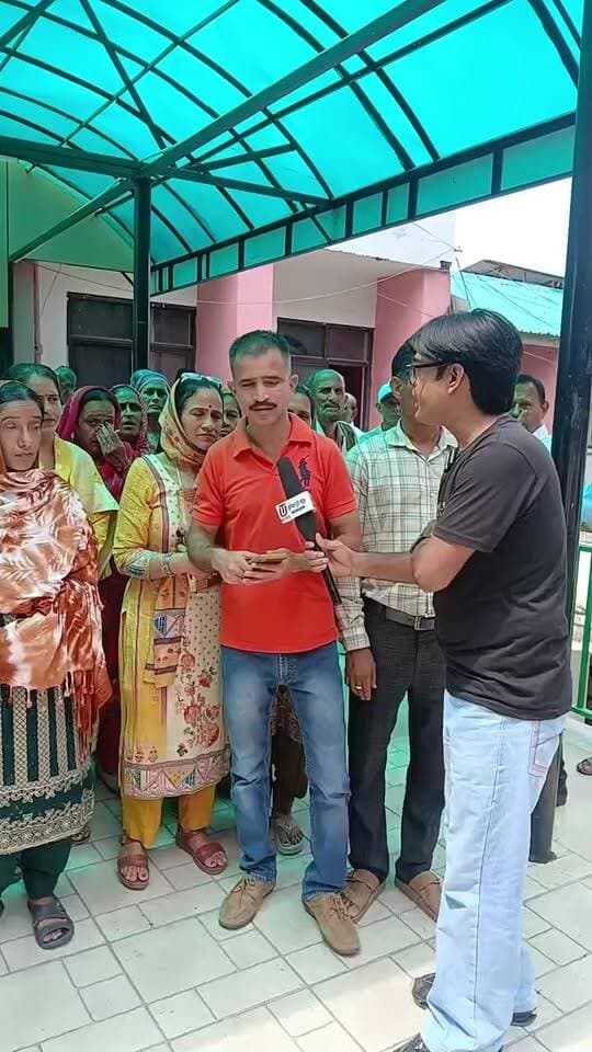 एसपी से मिलने पहुंचे ग्रामीण, पीड़ित परिवार की मदद और सुरक्षा की उठाई मांग Himachal Pradesh Police SP Bilaspur HP Sukhvinder Singh Sukhu
बिलासपुर। बरठीं क्षेत्र के संगासवीं निवासी दिवंगत धर्मेंद्र ठाकुर के परिवार की सहायता के लिए गांव के लोग अब लगातार प्रशासनिक अधिकारियों से मिल रहे हैं। पीड़ित महिला के साथ ग्रामीणों का एक प्रतिनिधिमंडल पुलिस अधीक्षक (SP) बिलासपुर से मिलने पहुंचा और परिवार की स्थिति से अवगत करवाते हुए मदद की मांग रखी।
ग्रामीणों ने एसपी के समक्ष बताया कि धर्मेंद्र ठाकुर के निधन के बाद परिवार गंभीर आर्थिक संकट से गुजर रहा है। घर में तीन महिलाएं और एक बेटी हैं तथा परिवार के पास फिलहाल कोई स्थायी कमाने वाला सदस्य नहीं है। ऐसे में परिवार के सामने रोजमर्रा के खर्च के साथ-साथ बेटी की पढ़ाई और भविष्य को लेकर भी चिंता बनी हुई है।
ग्रामीणों ने पुलिस अधीक्षक से पीड़ित परिवार की स्थिति को देखते हुए हरसंभव सहयोग की मांग की। साथ ही परिवार की सुरक्षा और अन्य संबंधित मामलों में उचित कार्रवाई की भी मांग रखी गई।
ग्रामीणों का कहना है कि वे पीड़ित परिवार को अकेला नहीं छोड़ेंगे और परिवार को न्याय व सहायता दिलाने के लिए प्रशासन और सरकार के समक्ष अपनी मांग लगातार उठाते रहेंगे।
#UTHimachal #UniqueTodayNews #BilaspurNews #Berthin #Sangaswin #HimachalNews #SPBilaspur #HelpForFamily #HimachalPradesh