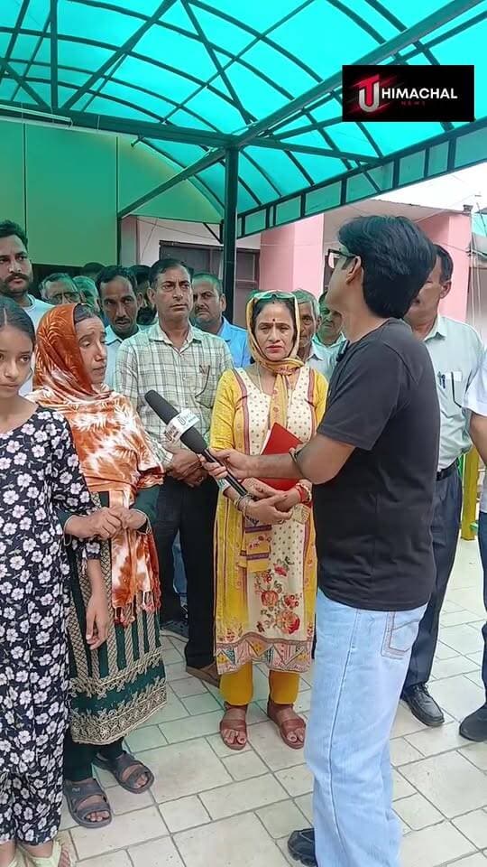 एसपी से मिलने पहुंचे ग्रामीण, पीड़ित परिवार की मदद और सुरक्षा की उठाई मांग Himachal Pradesh Police SP Bilaspur HP Sukhvinder Singh Sukhu
बिलासपुर। बरठीं क्षेत्र के संगासवीं निवासी दिवंगत धर्मेंद्र ठाकुर के परिवार की सहायता के लिए गांव के लोग अब लगातार प्रशासनिक अधिकारियों से मिल रहे हैं। पीड़ित महिला के साथ ग्रामीणों का एक प्रतिनिधिमंडल पुलिस अधीक्षक (SP) बिलासपुर से मिलने पहुंचा और परिवार की स्थिति से अवगत करवाते हुए मदद की मांग रखी।
ग्रामीणों ने एसपी के समक्ष बताया कि धर्मेंद्र ठाकुर के निधन के बाद परिवार गंभीर आर्थिक संकट से गुजर रहा है। घर में तीन महिलाएं और एक बेटी हैं तथा परिवार के पास फिलहाल कोई स्थायी कमाने वाला सदस्य नहीं है। ऐसे में परिवार के सामने रोजमर्रा के खर्च के साथ-साथ बेटी की पढ़ाई और भविष्य को लेकर भी चिंता बनी हुई है।
ग्रामीणों ने पुलिस अधीक्षक से पीड़ित परिवार की स्थिति को देखते हुए हरसंभव सहयोग की मांग की। साथ ही परिवार की सुरक्षा और अन्य संबंधित मामलों में उचित कार्रवाई की भी मांग रखी गई।
ग्रामीणों का कहना है कि वे पीड़ित परिवार को अकेला नहीं छोड़ेंगे और परिवार को न्याय व सहायता दिलाने के लिए प्रशासन और सरकार के समक्ष अपनी मांग लगातार उठाते रहेंगे।
#UTHimachal #UniqueTodayNews #BilaspurNews #Berthin #Sangaswin #HimachalNews #SPBilaspur #HelpForFamily #HimachalPradesh