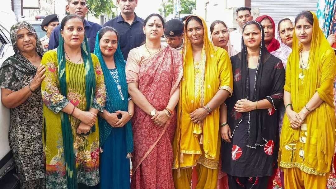 अपनों के बीच, अपनत्व और आत्मीयता के साथ
हरियाणा के मुख्यमंत्री श्री Nayab Saini जी की धर्मपत्नी एवं हरियाणा राज्य बाल कल्याण परिषद की उपाध्यक्ष श्रीमती सुमन सैनी जी ने आज लाडवा विधानसभा क्षेत्र के बाबैन मंडल के गांव बीड़ सुजरा, हरिपुरा, नारायणगढ़, कांहनगढ़ तथा पिपली मंडल के ईशरगढ़, शंकर कॉलोनी, छारपुरा और मुकरपुर गांवों का दौरा कर परिवारजनों से आत्मीय भेंट की।
इस दौरान ग्रामीणों से सुख-दुःख की बातें साझा कीं और क्षेत्र से जुड़े विभिन्न विषयों पर सभी के साथ खुलकर संवाद किया। इस अवसर पर सभी गांवों में श्रीमती सुमन सैनी जी का ढोल-नगाड़ों के साथ भव्य स्वागत किया गया तथा ग्रामीणों ने फूल-मालाओं से उनका अभिनंदन किया।
ग्रामीणों द्वारा शाल एवं स्मृति चिन्ह भेंट कर सम्मानित किए जाने पर उन्होंने सभी का हृदय से आभार व्यक्त किया।
अपनों के बीच बिताए ये पल स्नेह, सम्मान और आत्मीयता से भरपूर रहे। इस अवसर पर पार्टी के पदाधिकारी एवं कार्यकर्ता भी उपस्थित रहे।
#SumanSaini #NayabSinghSaini #Ladwa #Haryana #BJPHaryana #JanSeva #Apnapan #LadwaVidhansabha