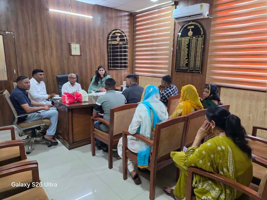 कुंजपुरा ब्लॉक समिति की पहली बैठक में श्री Ram Kumar Kashyap - MLA Indri जी हुए शामिल
आज कुंजपुरा ब्लॉक समिति की नव नियुक्त चेयरमैन श्री मोहन बड़ा गांव की अध्यक्षता में पहली बैठक आयोजित हुई। बैठक में इन्द्री विधायक श्री राम कुमार कश्यप जी ने विशेष रूप से शामिल होकर क्षेत्र के विकास से जुड़े विभिन्न विषयों पर चर्चा की।
बैठक में BDPO मोनिका जी सहित ब्लॉक समिति के सम्मानित सदस्यों ने भाग लिया। इस दौरान ब्लॉक क्षेत्र में चल रहे विकास कार्यों, जनहित से जुड़े विषयों तथा आगामी विकास कार्यों को लेकर विस्तार से विचार-विमर्श किया गया।
विधायक श्री राम कुमार कश्यप जी ने कहा कि क्षेत्र का सर्वांगीण विकास और आमजन को बेहतर सुविधाएं उपलब्ध करवाना प्राथमिकता है। विकास कार्यों को गति देने के लिए अधिकारियों एवं समिति के सदस्यों के साथ मिलकर प्रभावी रूप से कार्य किया जाएगा।
जनसेवा और विकास के संकल्प के साथ क्षेत्र की प्रगति के लिए निरंतर प्रयास जारी रहेंगे।
#कुंजपुरा #ब्लॉकसमिति #रामकुमारकश्यप #इन्द्रीविधानसभा #विकासकार्य #जनसेवा #हरियाणा