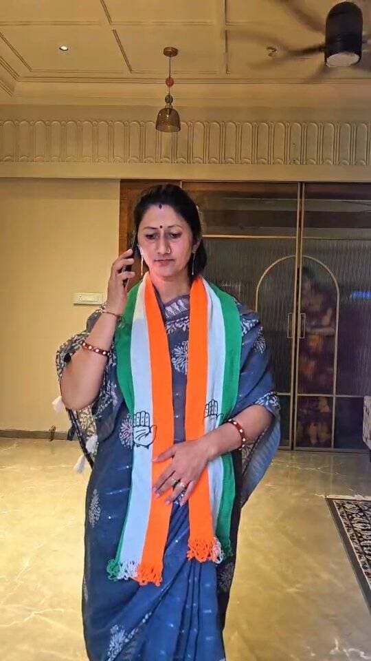 ममता की छांव भी, और नेतृत्व का हौसला भी!
सुबह का गृहस्थ धर्म, ईश्वर की आराधना और फिर जनता की सेवा में समर्पित हर एक कदम। घर की चौखट से निकलकर वार्ड 76 के हर परिवार की जिम्मेदारी उठाने का संकल्प।
एक सशक्त नारी, सशक्त वार्ड!
वार्ड 76 प्रत्याशी — इंद्रा डांगी 🌸🗳️"
#Ward76 #Matrushakti #IndiraDangi #LocalElections #narishakti