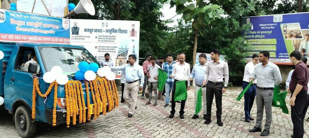 आज दिनांक 03 सितंबर 2026 को श्री नवीन कुमार,जिलाधिकारी , किशनगंज द्वारा जिलेभर में सौर ऊर्जा के प्रति आम जनों को जागरूक करने एवं स्वच्छ, हरित ऊर्जा के उपयोग को बढ़ावा देने के उद्देश्य से समाहरणालय परिसर किशनगंज से सोलर रथ को हरी झंडी दिखाकर रवाना किया गया ।
सोलर जागरूकता रथ के माध्यम से प्रधानमंत्री सूर्य घर मुफ्त बिजली योजना के अंतर्गत हर घर की छत पर सोलर पैनल लगवाने से संबंधित सभी महत्वपूर्ण जानकारियाँ दी जा रही है।
इस सोलर जागरूकता रथ के माध्यम से जिलेभर के शहरी/ग्रामीण क्षेत्रों में व्यापक प्रचार प्रसार किया जाएगा ।
केंद्र सरकार एवं बिहार सरकार की सब्सिडी, आवेदन प्रक्रिया, आवश्यक दस्तावेज, सोलर पैनल की स्थापना, बिजली बिल में बचत तथा योजना के अन्य लाभों के बारे में विशेषज्ञों द्वारा जानकारी उपलब्ध कराई जा रही है ।
*सब्सिडी का विवरण*
1 kW सोलर पर ₹30,000 + ₹10,000
2 kW सोलर पर ₹60,000 + ₹20,000
3 kW सोलर पर ₹78,000 + ₹20,000 की सब्सिडी!
बिहार में राज्य सरकार की अतिरिक्त सहायता पात्र घरेलू उपभोक्ताओं के लिए अधिकतम ₹20,000 तक बताई गई है; अंतिम राशि पात्रता, स्वीकृति और लागू सरकारी दिशा-निर्देशों के अनुसार निर्धारित होगी।
जिलेभर में सभी अधिकृत सोलर विक्रेता एवं विभिन्न बैंकों के शाखा प्रबंधक द्वारा पात्र लाभुकों को आसान किस्तों पर ऋण सुविधा तथा आवेदन प्रक्रिया से संबंधित जानकारी दी जा रही है ।
जिलाधिकारी महोदय द्वारा अपील की गई है कि जिलेभर के सभी जनप्रतिनिधि, मुखिया , वार्ड सदस्य एवं आम नागरिक इस महत्वपूर्ण योजना का लाभ उठाएं तथा अधिक-से-अधिक लोगों तक पीएम सूर्य घर योजना से आच्छादित करना सुनिश्चित करेंगे ।
इस अवसर पर अपर समाहर्ता आपदा प्रबंधन, अनुमंडल पदाधिकारी किशनगंज, विद्युत अधीक्षण अभियंता, कार्यपालक अभियंता विद्युत, जिला खेल पदाधिकारी सहित अन्य पदाधिकारी एवं कर्मीगण आदि उपस्थित थे ।