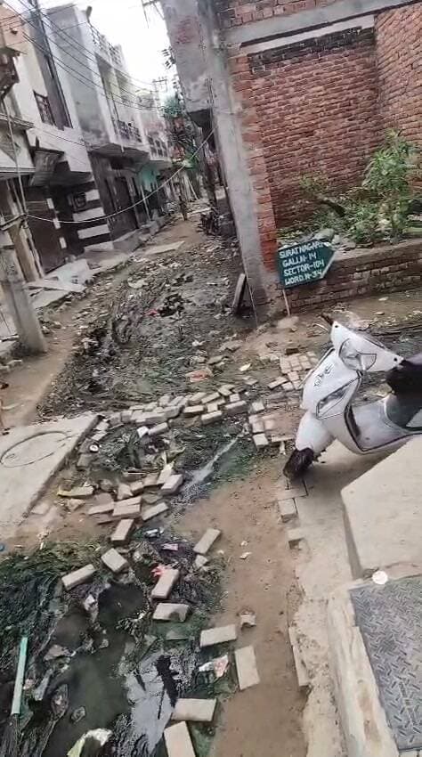 क्या इस गली को ठीक करने के लिए भी मुख्यमंत्री करेंगे जापान की टेक्नोलॉजी का इस्तेमाल ।
गुरुग्राम में एक गली को बनने में लग रहा है इतना समय तो गुरुग्राम को स्वच्छ और सुंदर बनने में लगेगा कितना समय ?
यह हैं गुरुग्राम के वार्ड नंबर 34 सुरत नगर का निकास। पत्रकारों के द्वारा उठाए वार्ड नंबर 34 की इस गली नंबर 10 के मुद्दे का कोई समाधान। शिकायतकर्ता ने परेशान होकर जाहिर की गली नंबर 10 की समस्या।