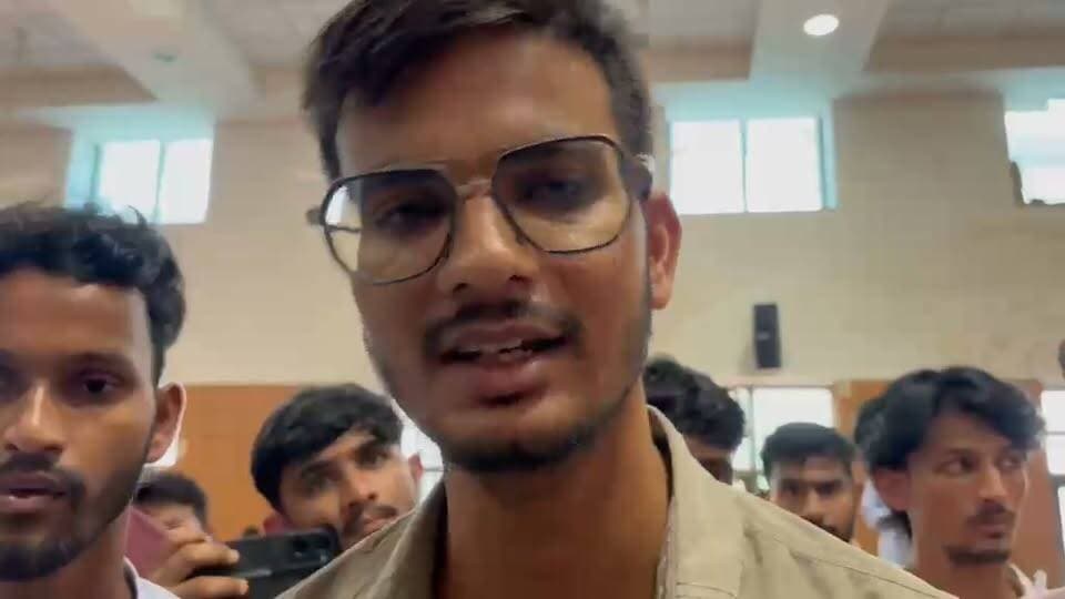 गढ़वाल विश्वविद्यालय में भारी हंगामा। नामांकन कार्यालय में ABVP उम्मीदवार का नामंकन पत्र फाड़ा