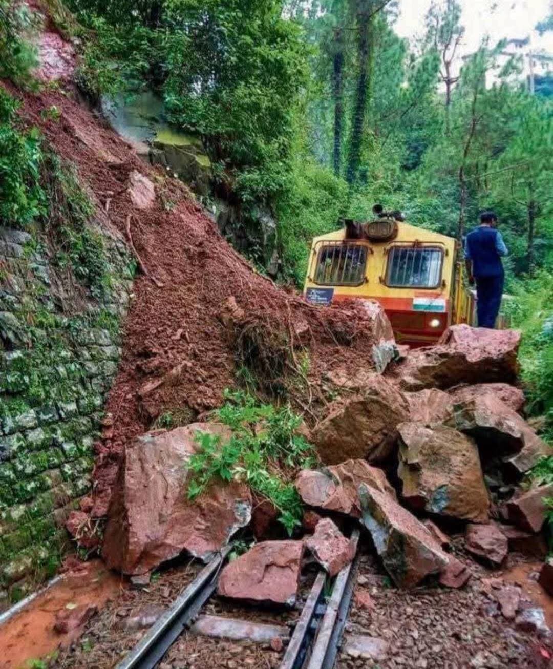 कालका-शिमला रेलवे ट्रैक पर भारी बारिश का बड़ा कहर देखने को मिला है, जहाँ कोटी और गुम्मन स्टेशनों के बीच ब्रिज नंबर 57 के पास ज़मीन का एक बड़ा हिस्सा अचानक बह गया। मिट्टी खिसकने के कारण रेलवे ट्रैक का एक हिस्सा बिना किसी सहारे के हवा में लटक गया है।