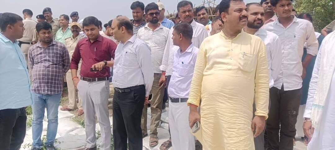 🌊 बाढ़ प्रभावित क्षेत्रों में प्रशासन पूरी तरह अलर्ट...!
जिलाधिकारी, समस्तीपुर श्री रोशन कुशवाहा ने आज मोहिउद्दीन नगर एवं मोहनपुर प्रखंड के विभिन्न बाढ़ प्रभावित क्षेत्रों का स्थल निरीक्षण कर जलस्तर, तटबंधों की सुरक्षा, आवागमन एवं आमजनों को उपलब्ध कराई जा रही आवश्यक सुविधाओं का जायजा लिया।
जिलाधिकारी ने संबंधित अधिकारियों को कैंप मोड में कार्य करने, संवेदनशील स्थलों पर लगातार निगरानी रखने तथा किसी भी आकस्मिक स्थिति में त्वरित एवं प्रभावी कार्रवाई सुनिश्चित करने का निर्देश दिया।
बाढ़ प्रभावित लोगों की सुरक्षा एवं सहायता जिला प्रशासन की सर्वोच्च प्राथमिकता है। प्रशासनिक एवं तकनीकी टीमें लगातार स्थिति पर नजर बनाए हुए हैं।
#Samastipur #FloodAlert #FloodManagement #DistrictAdministration #DM_Samastipur #ReliefAndRescue #CampMode #PublicService #highlightseveryone
Information & Public Relations Department, Government of Bihar