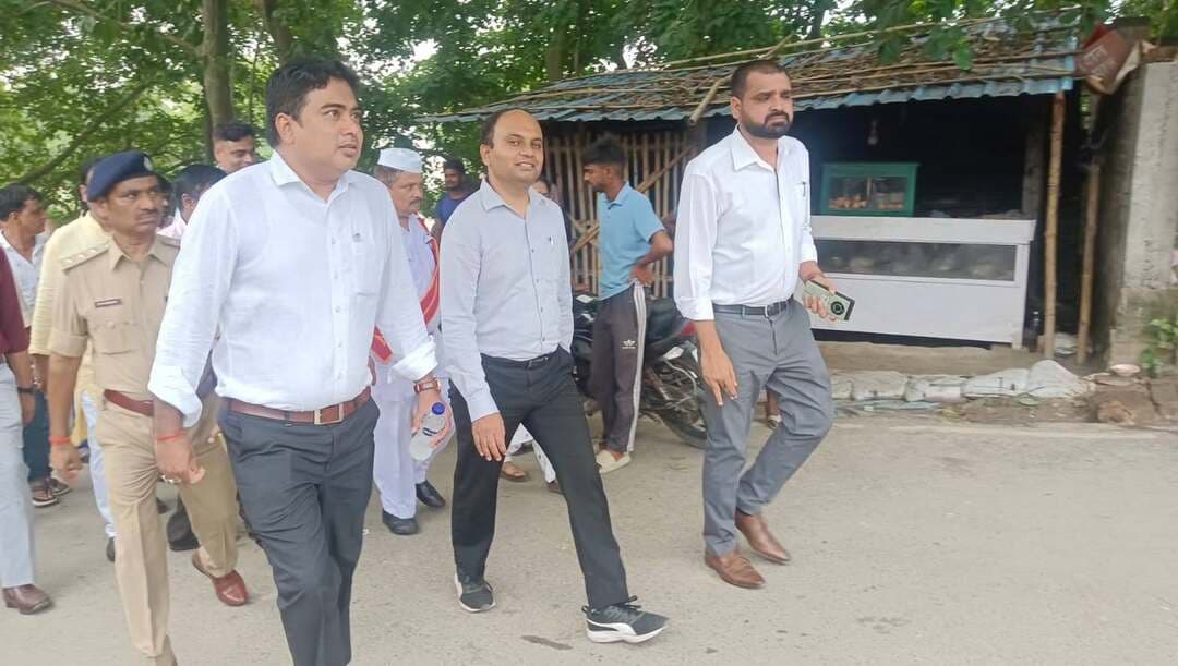 🌊 बाढ़ प्रभावित क्षेत्रों का जिलाधिकारी ने किया निरीक्षण..
जिलाधिकारी, समस्तीपुर श्री रोशन कुशवाहा ने मोहिउद्दीननगर एवं मोहनपुर प्रखंड के विभिन्न बाढ़ प्रभावित क्षेत्रों का स्थल निरीक्षण कर जलस्तर, तटबंधों की सुरक्षा, आवागमन एवं आवश्यक सुविधाओं का जायजा लिया।
उन्होंने अधिकारियों को कैंप मोड में कार्य करने, तटबंधों एवं संवेदनशील स्थलों पर सतत निगरानी रखने तथा किसी भी आपात स्थिति में त्वरित एवं प्रभावी कार्रवाई सुनिश्चित करने का निर्देश दिया।
जिला प्रशासन बाढ़ की स्थिति को लेकर पूरी तरह अलर्ट एवं सजग है।
#बाढ़_प्रभावित_क्षेत्र #Samastipur #DistrictAdministration #FloodAlert #FloodManagement #DM_Samastipur #रोशन_कुशवाहा #आपदा_प्रबंधन #ReliefAndRescue #CampMode #समस्तीपुर
Information & Public Relations Department, Government of Bihar