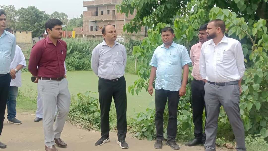 बाढ़ प्रभावित क्षेत्रों का जिलाधिकारी ने किया स्थल निरीक्षण, अधिकारियों को कैंप मोड में कार्य करने का निर्देश...
समस्तीपुर, 03 सितंबर 2026।
जिलाधिकारी, समस्तीपुर श्री रोशन कुशवाहा द्वारा आज मोहिउद्दीन नगर एवं मोहनपुर प्रखंड अंतर्गत विभिन्न बाढ़ प्रभावित क्षेत्रों का भ्रमण एवं स्थल निरीक्षण किया गया। इस दौरान जिलाधिकारी ने बाढ़ की वर्तमान स्थिति, जलस्तर, आवागमन, तटबंधों की सुरक्षा तथा आमजन को उपलब्ध कराई जा रही आवश्यक सुविधाओं का जायजा लिया।
निरीक्षण के क्रम में जिलाधिकारी ने मौके पर उपस्थित अनुमंडल पदाधिकारी, पटोरी, प्रखंड विकास पदाधिकारी, मोहिउद्दीन नगर एवं मोहनपुर, अंचलाधिकारी तथा बाढ़ प्रमंडल के अभियंताओं को बाढ़ की स्थिति पर सतत एवं कड़ी निगरानी रखने का निर्देश दिया। उन्होंने कहा कि बाढ़ प्रभावित क्षेत्रों में प्रशासन पूरी तरह सजग रहे तथा किसी भी प्रकार की आकस्मिक स्थिति उत्पन्न होने पर त्वरित कार्रवाई सुनिश्चित की जाए, ताकि आमजनों को किसी प्रकार की कठिनाई का सामना नहीं करना पड़े।
जिलाधिकारी ने सभी संबंधित पदाधिकारियों को कैंप मोड में कार्य करने का निर्देश देते हुए कहा कि बाढ़ प्रभावित क्षेत्रों में अधिकारियों एवं कर्मियों की उपस्थिति सुनिश्चित रहे तथा स्थानीय स्तर पर प्राप्त होने वाली समस्याओं का तत्काल निराकरण किया जाए। उन्होंने तटबंधों एवं संवेदनशील स्थलों की लगातार निगरानी करने तथा आवश्यकता के अनुसार सुरक्षात्मक एवं निरोधात्मक कार्रवाई सुनिश्चित करने का निर्देश बाढ़ प्रमंडल के अभियंताओं को दिया।
उन्होंने संबंधित अधिकारियों को निर्देशित किया कि प्रभावित क्षेत्रों में आमजन की आवश्यकताओं का लगातार आकलन करते हुए प्रशासनिक स्तर से हरसंभव सहायता उपलब्ध कराई जाए। साथ ही, लोगों के आवागमन, पेयजल, स्वास्थ्य, स्वच्छता एवं अन्य आवश्यक सेवाओं से संबंधित समस्याओं पर विशेष ध्यान देने को कहा गया।
जिलाधिकारी ने अपर समाहर्ता, आपदा प्रबंधन श्री राजेश सिंह को बाढ़ प्रभावित क्षेत्रों में चल रहे राहत एवं बचाव कार्यों तथा प्रशासन द्वारा की जा रही तैयारियों की सतत निगरानी रखने एवं प्रतिदिन किए जा रहे कार्यों तथा स्थिति से जिलाधिकारी को अवगत कराने का निर्देश दिया।
जिलाधिकारी ने स्पष्ट किया कि जिला प्रशासन बाढ़ की स्थिति को लेकर पूरी तरह अलर्ट है तथा प्रभावित क्षेत्रों में प्रशासनिक एवं तकनीकी टीमों द्वारा लगातार निगरानी की जा रही है। उन्होंने सभी संबंधित पदाधिकारियों को आपसी समन्वय के साथ कार्य करते हुए किसी भी चुनौतीपूर्ण परिस्थिति में त्वरित एवं प्रभावी कार्रवाई सुनिश्चित करने का निर्देश दिया।
इस अवसर पर माननीय विधायक, मोहिउद्दीन नगर, श्री राजेश सिंह, उप विकास आयुक्त श्री सूर्य प्रताप सिंह, अपर समाहर्ता, आपदा प्रबंधन श्री राजेश सिंह, अनुमंडल पदाधिकारी, पटोरी श्री विकास पांडे सहित संबंधित प्रखंडों के प्रखंड विकास पदाधिकारी, अंचलाधिकारी, बाढ़ प्रमंडल के अभियंता एवं अन्य संबंधित पदाधिकारी एवं कर्मी उपस्थित रहे।
#Samastipur #DistrictAdministration #FloodAlert #FloodManagement #DM_Samastipur #ReliefAndRescue #CampMode
Information & Public Relations Department, Government of Bihar