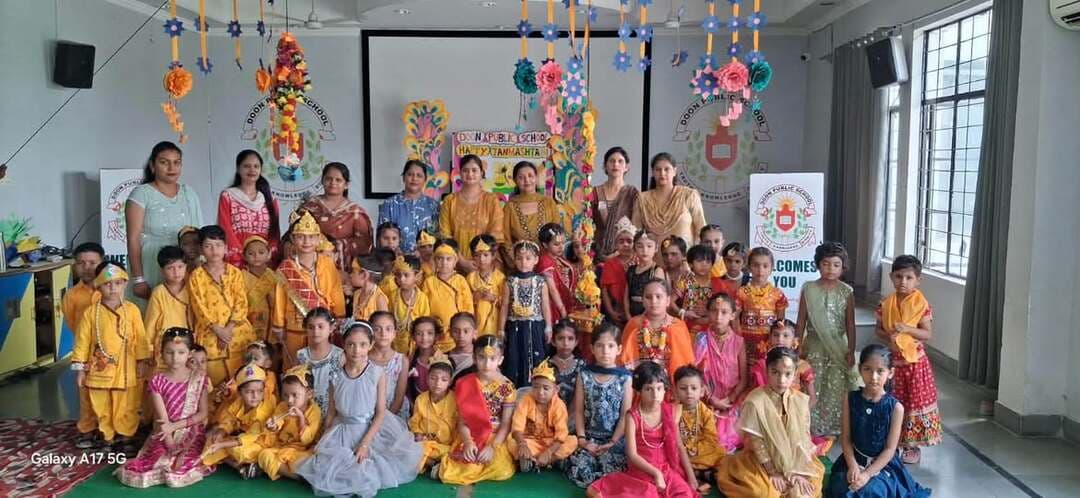 दून पब्लिक स्कूल में धूमधाम से मनाया गया जन्माष्टमी पर्व
दून पब्लिक स्कूल में वीरवार को भगवान श्रीकृष्ण के जन्मोत्सव का पावन पर्व जन्माष्टमी श्रद्धा, उल्लास एवं उत्साह के साथ मनाया गया। इस अवसर पर विद्यालय परिसर कृष्णमय हो उठा। विद्यार्थियों ने श्रीकृष्ण एवं राधा की मनमोहक वेशभूषा धारण कर सुंदर सांस्कृतिक प्रस्तुतियाँ दीं।कार्यक्रम के दौरान विद्यार्थियों ने भगवान श्रीकृष्ण की बाल लीलाओं एवं उनके जीवन से जुड़े प्रसंगों को मनमोहक ढंग से प्रस्तुत किया। नन्हे-मुन्ने विद्यार्थियों की आकर्षक प्रस्तुतियों ने सभी का मन मोह लिया।जन्माष्टमी के अवसर पर विद्यालय में मटकी फोड़ प्रतियोगिता का भी आयोजन किया गया। प्रतियोगिता में विद्यालय के चारों सदन अग्नि, आकाश, पृथ्वी और जल ने उत्साहपूर्वक भाग लिया। विद्यार्थियों ने टीम भावना, जोश और उत्साह का परिचय देते हुए मटकी फोड़ने का प्रयास किया और अंत में मटकी फोड़कर भगवान श्रीकृष्ण की बाल लीलाओं को जीवंत कर दिया। मटकी फोड़ प्रतियोगिता में अग्नि और पृथ्वी सदन विजयी रहे। इस दौरान विद्यार्थियों का उत्साह देखते ही बन रहा था।
विद्यालय की प्राचार्या डॉ. अनीता शर्मा ने विद्यार्थियों को जन्माष्टमी की शुभकामनाएँ देते हुए कहा कि भगवान श्रीकृष्ण का जीवन हमें सत्य, प्रेम, कर्म, त्याग और धर्म के मार्ग पर चलने की प्रेरणा देता है। उन्होंने विद्यार्थियों को श्रीकृष्ण के आदर्शों को अपने जीवन में अपनाने के लिए प्रेरित किया।विद्यालय के चेयरमैन के. के. गर्ग एवं चेयरपर्सन सुधा गर्ग,डायरेक्टर डॉ. विवेक शर्मा ने विद्यार्थियों, अभिभावकों एवं समस्त स्टाफ को जन्माष्टमी की हार्दिक बधाई एवं शुभकामनाएँ दीं। उन्होंने कहा कि इस प्रकार के सांस्कृतिक एवं मनोरंजक कार्यक्रम विद्यार्थियों को भारतीय संस्कृति और परंपराओं से जोड़ने के साथ-साथ उनमें सहयोग, अनुशासन और टीम भावना का विकास करते हैं।उप प्राचार्या कुसुम मित्तल ने भी सभी को जन्माष्टमी की शुभकामनाएँ दीं और विद्यार्थियों की शानदार प्रस्तुतियों एवं उत्साह की सराहना की। इस आयोजन में प्राचार्या डॉ. अनीता शर्मा, उप प्राचार्या कुसुम मित्तल नेहा सिंगला, रामपाल सर , सतविंदर सर, प्रदुमन सर समस्त स्टाफ एवं विद्यार्थी मौजूद रहे।