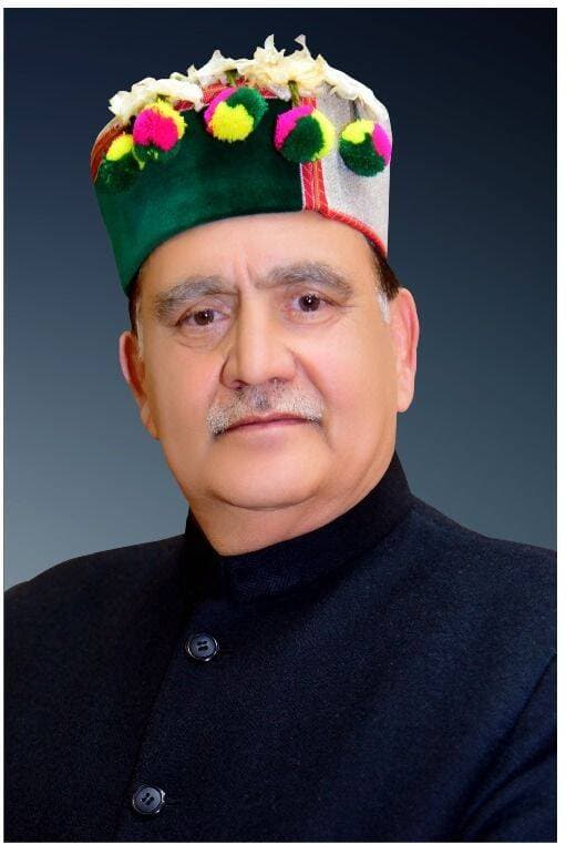 विधानसभा अध्यक्ष कुलदीप सिंह पठानियां ने दी श्रीकृष्ण जन्माष्टमी की बधाई
शिमला, 3 सितंबर। हिमाचल प्रदेश विधानसभा अध्यक्ष कुलदीप सिंह पठानियां ने प्रदेश और देशवासियों को श्रीकृष्ण जन्माष्टमी की हार्दिक बधाई एवं शुभकामनाएं दी हैं। अपने बधाई संदेश में पठानियां ने कहा कि श्रीकृष्ण जन्माष्टमी देश और प्रदेशवासियों के लिए एक महापर्व है, जिसे लोग बड़े हर्षोल्लास, श्रद्धाभाव और आस्था के साथ मनाते हैं।
उन्होंने कहा कि जन्माष्टमी का पर्व श्रावण मास के कृष्ण पक्ष की आठवीं तिथि को मनाया जाता है और यह पूरे भारतवर्ष में हिंदुओं के लिए भक्ति, एकता तथा आध्यात्मिक ज्ञान का प्रतीक है। यह पर्व लोगों के जीवन में खुशी और सकारात्मक ऊर्जा का संचार करता है तथा इससे जुड़ी जीवंत परंपराएं हमारी समृद्ध सांस्कृतिक विरासत को दर्शाती हैं।
विधानसभा अध्यक्ष ने इस पावन अवसर पर प्रदेश एवं देशवासियों के सुखद, स्वस्थ और समृद्ध जीवन की कामना की। उन्होंने लोगों से भगवान श्रीकृष्ण द्वारा स्थापित आदर्शों, सत्य, धर्म, कर्तव्य और मानवता के मार्ग को अपने जीवन में अपनाने का आह्वान किया। उन्होंने कहा कि जन्माष्टमी का संदेश समाज में प्रेम, भाईचारे, सद्भाव और एकता को मजबूत करने की प्रेरणा देता है।