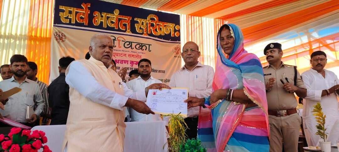 📢 शिवहर जिले में विकास की नई उड़ान: भूमिहीनों और जीविका दीदियों को मिला बड़ा तोहफा!
🗓️ दिनांक: 03 सितंबर 2026
📍 स्थान: अदौरी बाजार परिसर, पुरनहिया प्रखण्ड, शिवहर
आज शिवहर जिले के पुरनहिया प्रखण्ड स्थित अदौरी बाजार परिसर में एक भव्य और जन-कल्याणकारी कार्यक्रम का सफल आयोजन किया गया। इस विशेष अवसर पर बिहार सरकार के माननीय मंत्री, ग्रामीण विकास विभाग एवं सूचना एवं जन-संपर्क विभाग ने मुख्य अतिथि के रूप में उपस्थित होकर जिले के विकास को एक नई गति प्रदान की।
इस कार्यक्रम के दौरान समाज के अंतिम पायदान पर खड़े लोगों और ग्रामीण महिलाओं के सशक्तिकरण के लिए कई महत्वपूर्ण कदम उठाए गए:
📄 भूमिहीनों को मिला अधिकार: कार्यक्रम में माननीय मंत्री जी के द्वारा भूमिहीन लाभार्थियों को सम्मानपूर्वक 'बासगीत पर्चा' का वितरण किया गया, जिससे उन्हें अपने घर की जमीन का कानूनी अधिकार प्राप्त हुआ।
💳 रोजगार की नई किरण: रोजगार को बढ़ावा देने के उद्देश्य से लाभार्थियों को 'वी बी - जी राम जी जॉब कार्ड' प्रदान किए गए।
💰 जीविका दीदियों का आर्थिक सशक्तिकरण: नारी शक्ति को आत्मनिर्भर बनाने की दिशा में एक ऐतिहासिक कदम उठाते हुए, पुरनहिया प्रखंड के 462 जीविका स्वयं सहायता समूहों (SHGs) को ₹5,85,44,500 (पाँच करोड़ पचासी लाख चौवालिस हज़ार पाँच सौ रुपया) के बैंक क्रेडिट लिंकेज का डमी चेक सौंपा गया।
यह पहल ग्रामीण अर्थव्यवस्था को मजबूत करने, महिलाओं को आत्मनिर्भर बनाने और समाज के हर वर्ग तक विकास योजनाओं का लाभ पहुँचाने की दिशा में बिहार सरकार की एक मजबूत प्रतिबद्धता को दर्शाती है।
ग्रामीण विकास और महिला सशक्तिकरण की दिशा में बढ़ते कदम! ✨
#Sheohar #BiharGovernment #RuralDevelopment #Jeevika #WomenEmpowerment #BiharNews #PublicRelationsBihar #SelfHelpGroups #SheoharDistrict #BiharDevelopment