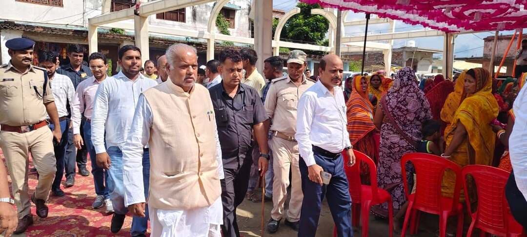 📢 जीविका दीदियों के सशक्तिकरण की दिशा में एक नई पहल: 'सिलाई घर' का शानदार उद्घाटन! 🧵✨
आज दिनांक 03 सितंबर 2026 को महिला सशक्तिकरण और ग्रामीण विकास की दिशा में शिवहर जिले में एक और महत्वपूर्ण कदम उठाया गया।
माननीय मंत्री, ग्रामीण विकास विभाग एवं सूचना एवं जन-सम्पर्क विभाग, बिहार सरकार, श्री श्रवण कुमार जी के कर-कमलों द्वारा शिवहर जिले के पुरनहिया प्रखण्ड अंतर्गत अदौरी पंचायत में 'जीविका दीदी का सिलाई घर' (प्रशिक्षण -सह- उत्पादन केंद्र) का विधिवत उद्घाटन किया गया। 🎉
📌 कार्यक्रम के मुख्य बिंदु:
स्थान: अदौरी पंचायत, पुरनहिया प्रखण्ड, शिवहर।
उद्देश्य: ग्रामीण महिलाओं (जीविका दीदियों) को सिलाई का बेहतर प्रशिक्षण देना और उत्पादन के माध्यम से उन्हें आर्थिक रूप से आत्मनिर्भर बनाना।
👥 गरिमामयी उपस्थिति:
इस गौरवपूर्ण अवसर पर प्रशासन और पंचायत के कई गणमान्य लोग उपस्थित रहे, जिनमें मुख्य रूप से शामिल थे:
प्रभारी जिला पदाधिकारी -सह- उप विकास आयुक्त (DDC)
निदेशक (NEP)
जिला जन-संपर्क पदाधिकारी (DPRO)
अनुमंडल पदाधिकारी (SDO)
परियोजना प्रबंधक, जीविका
20 सूत्री अध्यक्ष
अन्य सम्मानित जन-प्रतिनिधि एवं कर्मचारीगण।
यह सिलाई केंद्र हमारी जीविका दीदियों को न केवल हुनरमंद बनाएगा, बल्कि उनके लिए रोजगार और आय के नए अवसर भी सृजित करेगा। सशक्त महिला, सशक्त बिहार! 💪👩🌾
#JeevikaBihar #WomenEmpowerment #BiharGovernment #Sheohar #ShrawanKumar #RuralDevelopment #PRDBihar #AtmanirbharBihar #JeevikaDidi #NariShakti