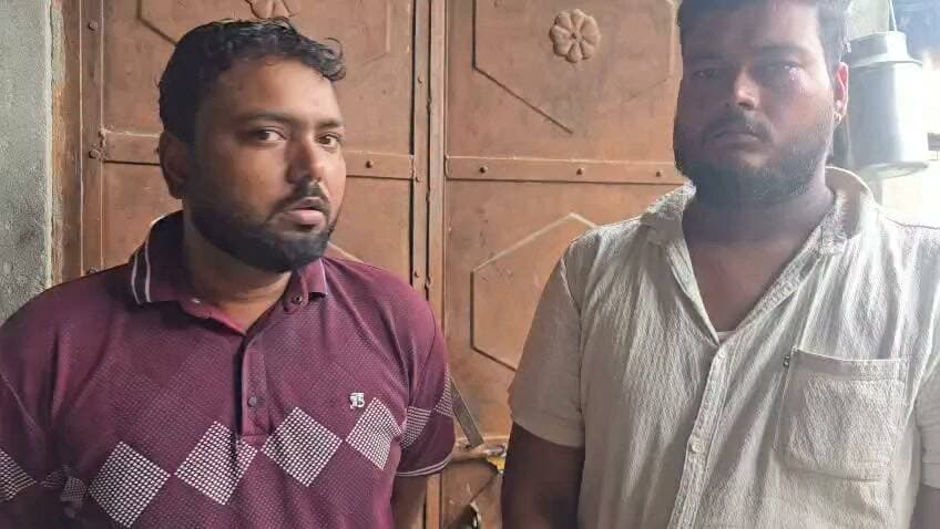 अमरोहा के गुलड़िया गांव में पूर्व में हुई सुधांशु प्रजापति की हत्या के मामले में मृतक के परिजनों ने वीडियो जारी कर लोगों से समाज में आपसी भाईचारा और सद्भाव बनाए रखने की अपील की है।
परिजनों ने लोगों से किसी भी तरह की अफवाह पर ध्यान न देने और माहौल खराब करने वाली गतिविधियों से दूर रहने की अपील की। उन्होंने कहा कि मामले में कानून अपना काम कर रहा है और सभी लोग शांति व्यवस्था बनाए रखने में सहयोग करें।
परिजनों की इस अपील के बाद क्षेत्र में शांति और सामाजिक सौहार्द बनाए रखने का संदेश दिया गया है। #amrohanews