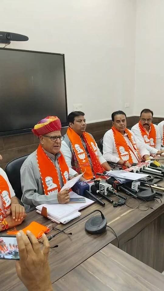 जोधपुर नगर निगम चुनाव को लेकर भाजपा के राष्ट्रीय मंत्री रोहन गुप्ता प्रेस को कर रहे संबोधित
#Jodhpur #JodhpurNews #RohanGupta #BJP #BJPJodhpur #NagarNigamChunav #JodhpurNagarNigamElection #MunicipalElection #RajasthanPolitics #BJPNews #PressConference #BreakingNews #JodhanaAbbtakNews #राजस्थान_राजनीति #जोधपुर_नगर_निगम_चुनाव