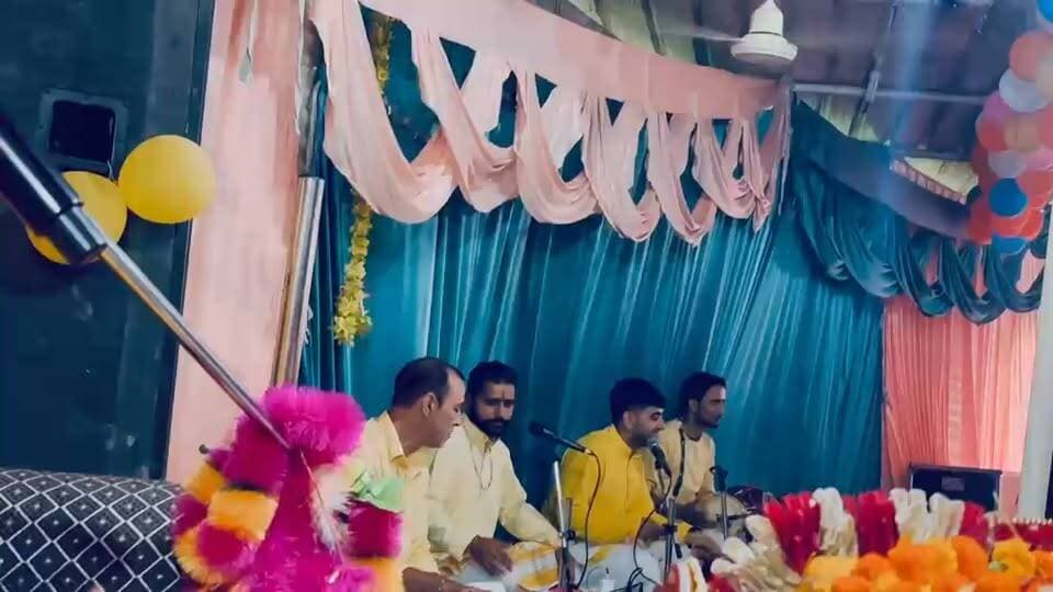 गांव कौना (बद्दी) में श्रीमद्भागवत कथा, सतीश शर्मा मांधना ने भजनों से बांधा समां
गांव कौना (बद्दी) में आयोजित श्रीमद्भागवत कथा के दौरान श्रद्धालुओं में खासा उत्साह देखने को मिला। कथा के धार्मिक माहौल को और भक्तिमय बनाते हुए सतीश शर्मा मांधना ने भजनों की प्रस्तुति दी। उनके भजनों पर श्रद्धालु भक्ति में झूमते नजर आए और पूरा कथा स्थल भक्तिमय वातावरण से गूंज उठा।
#श्रीमद्भागवत_कथा #गांव_कौना #बद्दी #सतीश_शर्मा_मांधना #भजन #भक्ति #धार्मिक_आयोजन