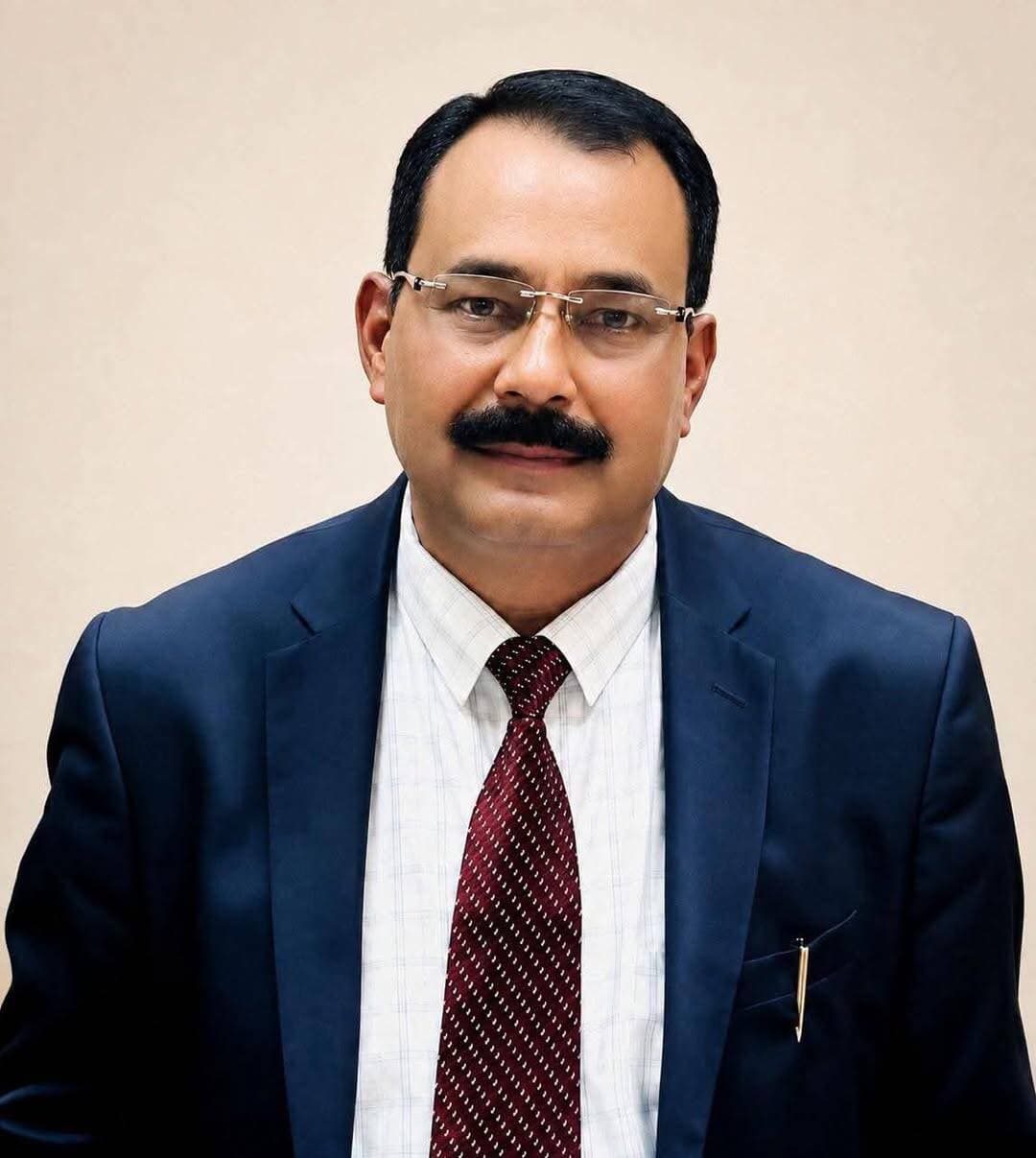 उत्तराखंड: कुमाऊं विश्वविद्यालय को मिला नया कुलपति, प्रो. सतपाल सिंह बिष्ट की नियुक्ति
रही अंतरिम व्यवस्था को समाप्त करते हुए प्रो. सतपाल सिंह बिष्ट को विश्वविद्यालय का नया कुलपति नियुक्त किया गया है। इस संबंध में शासन की ओर से आदेश जारी कर दिया गया है। उनकी नियुक्ति कार्यभार ग्रहण करने की तिथि से तीन वर्ष की अवधि अथवा अग्रेत्तर आदेश, जो भी पहले हो, तक प्रभावी रहेगी।
शासन ने इस नियुक्ति के साथ ही कुमाऊं विश्वविद्यालय के कुलपति पद के कार्य दायित्वों के लिए पूर्व में की गई अंतरिम व्यवस्था संबंधी आदेश को अतिक्रमित कर दिया है। इससे विश्वविद्यालय में कुलपति पद को लेकर बनी अंतरिम व्यवस्था समाप्त हो गई है।
गौरतलब है कि इससे पहले शासन ने 31 अगस्त को आदेश संख्या 33216/जी.एस. (शिक्षा)/C3-7(VI)/2025 के माध्यम से कुलपति पद के कार्य दायित्वों के लिए अंतरिम व्यवस्था की थी। अब नए आदेश के बाद प्रो. सतपाल सिंह बिष्ट कुमाऊं विश्वविद्यालय के कुलपति के रूप में कार्यभार संभालेंगे।
उनकी नियुक्ति के बाद विश्वविद्यालय में शैक्षणिक एवं प्रशासनिक गतिविधियों को लेकर नई दिशा में काम शुरू होने की उम्मीद है। विश्वविद्यालय से जुड़े शिक्षकों, कर्मचारियों और छात्र-छात्राओं की नजर अब नए कुलपति के कार्यभार ग्रहण करने और आगामी प्राथमिकताओं पर रहेगी।