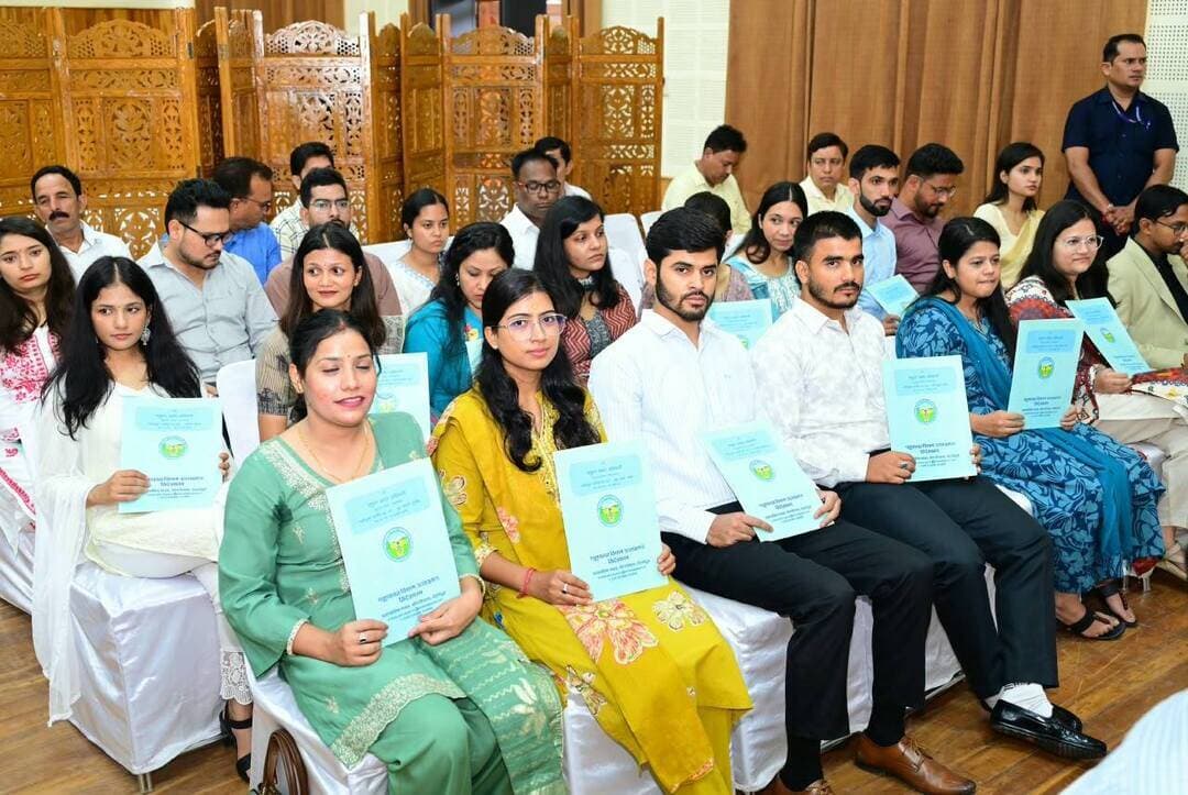 मुख्यमंत्री पुष्कर सिंह धामी ने गुरुवार को मुख्यमंत्री कैम्प कार्यालय स्थित मुख्य सेवक सदन में आयोजित नियुक्ति पत्र वितरण कार्यक्रम में पशुपालन विभाग तथा गन्ना विकास एवं चीनी उद्योग विभाग में चयनित 101 अभ्यर्थियों को नियुक्ति पत्र प्रदान किए। जिसमें 88 पशुधन प्रसार अधिकारी एवं 13 गन्ना पर्यवेक्षक शामिल हैं।मुख्यमंत्री ने सभी नवनियुक्त कार्मिकों को शुभकामनाएं देते हुए उनके उज्ज्वल भविष्य की कामना की।