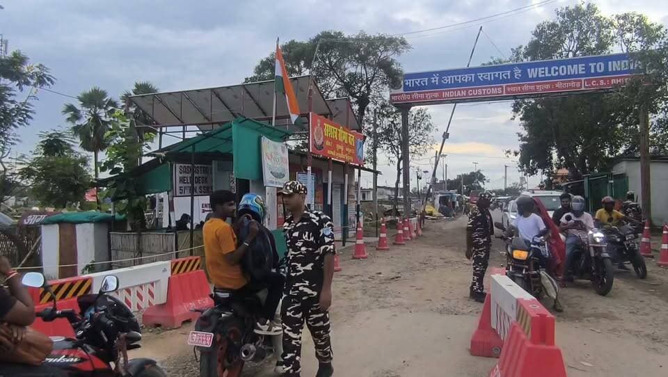 नेपाल में आई भीषण तबाही के बाद सीतामढ़ी भारत-नेपाल बॉर्डर का माहौल बेहद भावुक और चिंताजनक नजर आ रहा है। कभी जहां लोगों की आवाजाही और बाजारों की चहल-पहल रहती थी—बॉर्डर पर हालात का दर्द साफ दिखाई दे रहा है।