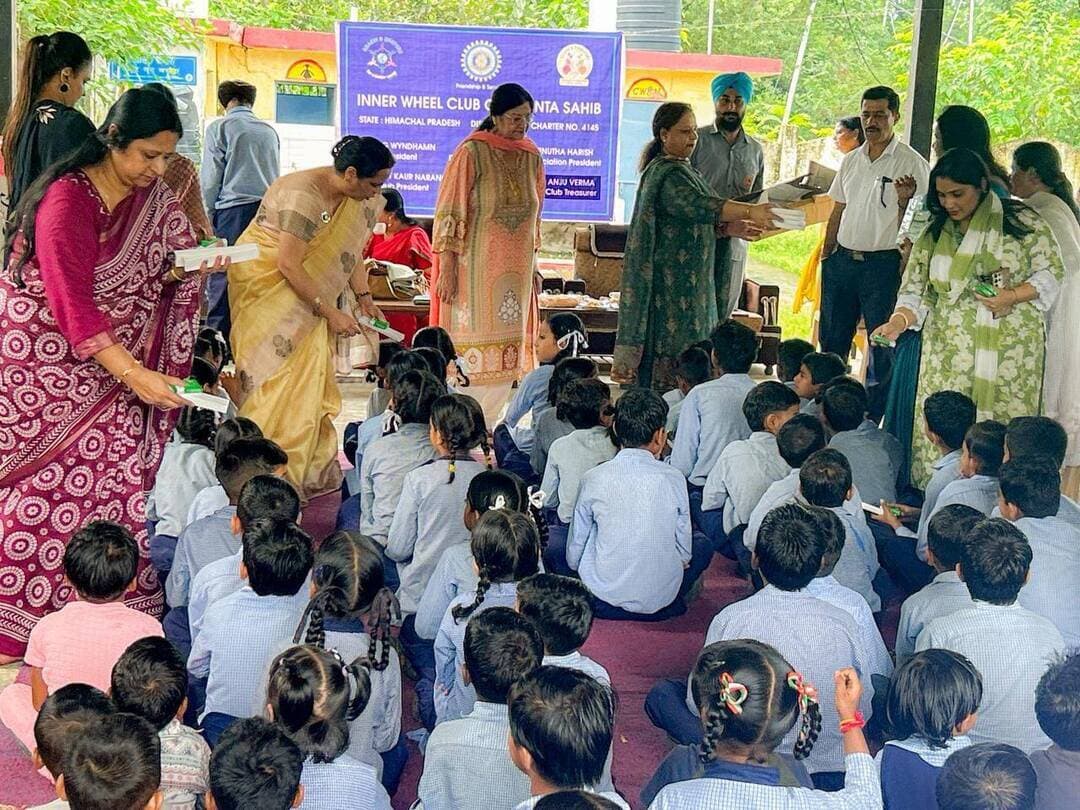 इनरव्हील क्लब पांवटा साहिब ने शिक्षक दिवस पर चार सरकारी शिक्षकों को किया सम्मानित
देशआदेश
पांवटा साहिब, 3 सितंबर। शिक्षक दिवस के अवसर पर इनरव्हील क्लब पांवटा साहिब द्वारा राजकीय प्राथमिक विद्यालय जमनीवाला में एक प्रेरणादायक कार्यक्रम आयोजित किया गया। इस अवसर पर विद्यार्थियों के भविष्य निर्माण में महत्वपूर्ण योगदान देने वाले चार सरकारी शिक्षकों को उनकी निष्ठा, समर्पण एवं उत्कृष्ट सेवाओं के लिए सम्मानित किया गया।
सम्मानित शिक्षकों में चंद्रमणि शर्मा, मुख्य शिक्षक राजकीय प्राथमिक विद्यालय जामनीवाला; सीमा चौहान, राजकीय प्राथमिक विद्यालय बायांकुआं; अर्पिता बंसल, राजकीय वरिष्ठ माध्यमिक विद्यालय पिपलीवाला तथा राजुल चौहान, राजकीय पीएम श्री मॉडल वरिष्ठ माध्यमिक विद्यालय शामिल रहे। सभी शिक्षकों को प्रशस्ति-पत्र एवं शॉल भेंट कर सम्मानित किया गया।
इस अवसर पर क्लब की ओर से कहा गया कि “शिक्षक केवल पाठ नहीं पढ़ाते, बल्कि भविष्य का निर्माण करते हैं। उनके ज्ञान, संस्कार और समर्पण से आने वाली पीढ़ियों का व्यक्तित्व आकार लेता है।”
कार्यक्रम के दूसरे चरण में प्राथमिक विद्यालय के विद्यार्थियों के लिए स्वच्छता एवं मौखिक स्वास्थ्य जागरूकता सत्र आयोजित किया गया। बच्चों को व्यक्तिगत स्वच्छता, हाथों को सही तरीके से धोने तथा दांतों की उचित सफाई के महत्व के बारे में जानकारी दी गई।
हाथ धोने और सही तरीके से ब्रश करने की तकनीक का व्यावहारिक प्रदर्शन भी किया गया, ताकि बच्चे इन स्वस्थ आदतों को अपने दैनिक जीवन का हिस्सा बना सकें।
बच्चों को स्वच्छता के प्रति प्रोत्साहित करने के उद्देश्य से डेंटल हाइजीन किट एवं साबुन भी वितरित किए गए।
कार्यक्रम में जोनल कोऑर्डिनेटर सुनीता शर्मा, क्लब अध्यक्ष गुरमीत कौर नरंग, आईपीपी रितु गुप्ता, आईएसओ शैल्ली अग्रवाल, एग्जीक्यूटिव सदस्य सुमन गुप्ता एवं हरलीन चौधरी तथा सदस्य मीनू भल्ला, शिवानी वर्मा, शिवानी अग्रवाल और स्वीटी चावला सहित ओ.पी. शर्मा की गरिमामयी उपस्थिति रही।
यह कार्यक्रम शिक्षकों के प्रति कृतज्ञता व्यक्त करने के साथ-साथ बच्चों में स्वस्थ जीवनशैली और स्वच्छता की आदतें विकसित करने की दिशा में एक सार्थक पहल रहा। इनरव्हील क्लब पांवटा साहिब का यह प्रयास उसके सेवा भाव और “Flourish and Grow” की भावना को सार्थक रूप से प्रतिबिंबित करता है।
