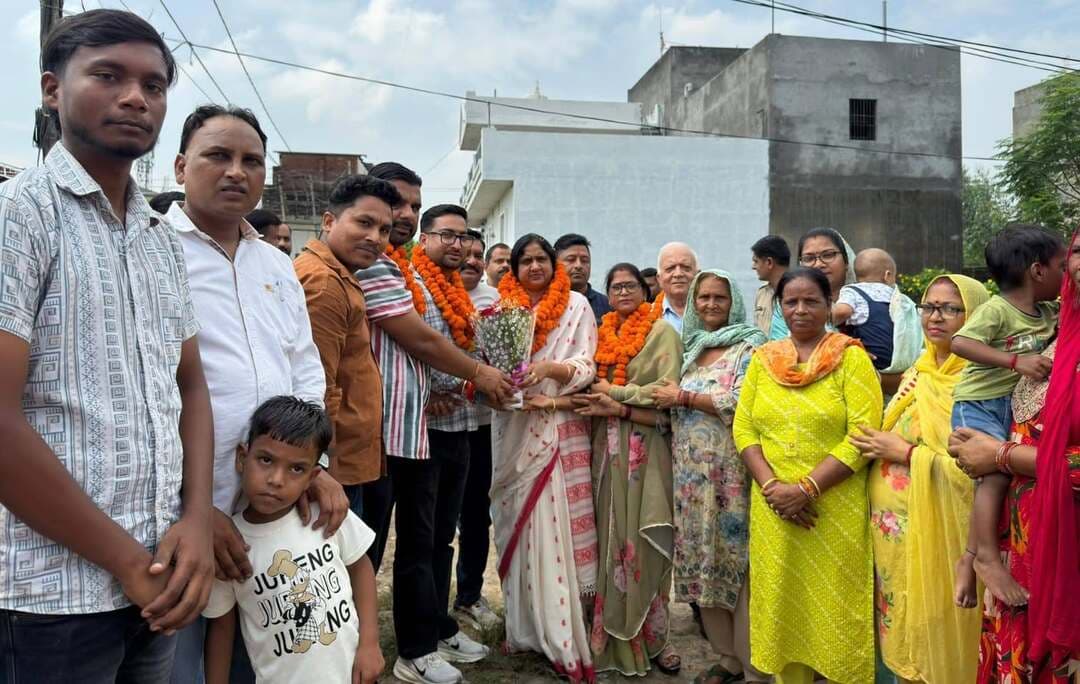 मंडेबर से एनएच 344 व भूत माजरा तक लगेंगी स्ट्रीट व तिरंगा लाइटें, माजरी कॉलोनी में गलियों और स्टॉर्म वाटर लाइन का होगा निर्माण
मेयर ने वार्ड 18 में 82.68 लाख के विकास कार्यों का किया शिलान्यास
यमुनानगर।
यमुनानगर। मेयर सुमन बहमनी ने वीरवार की पार्षद उज्जवल ठाकुर की उपस्थिति में वार्ड 18 में 82.68 लाख से होने वाले विकास कार्यों का शिलान्यास किया। शिलान्यास कार्यक्रम के दौरान मेयर सुमन बहमनी ने अधिकारियों को विकास कार्यों में गुणवत्ता का विशेष ध्यान रखने और निर्धारित समय में कार्य पूरा करने के निर्देश दिए।
मेयर सुमन बहमनी ने बताया कि वार्ड 18 में 60.14 लाख रुपये की लागत से मंडेबर से नेशनल हाईवे-344 और भूत माजरा तक स्ट्रीट लाइट एवं तिरंगा लाइट लगाने का कार्य किया जाएगा। इससे क्षेत्र में रात के समय आवागमन करने वाले लोगों को बेहतर प्रकाश व्यवस्था मिलेगी और सड़क का सौंदर्यीकरण भी होगा। वहीं फर्कपुर क्षेत्र की नव नियमित माजरी कॉलोनी में 22.54 लाख रुपये की लागत से विभिन्न गलियों के निर्माण के साथ स्टॉर्म वाटर लाइन डालने का कार्य किया जाएगा। उन्होंने बताया कि माजरी कॉलोनी में बलदेव सिंह के घर से हरपाल के घर तक, अभिषेक वाली गली तथा भार्गव के घर से गुप्ता के घर तक गलियों का निर्माण किया जाएगा। इसके साथ ही बारिश के पानी की निकासी के लिए स्टॉर्म वाटर लाइन भी बिछाई जाएगी।
मेयर सुमन बहमनी ने कहा कि नगर निगम का उद्देश्य प्रत्येक वार्ड में मूलभूत सुविधाओं को मजबूत करना है। विकास कार्यों में किसी प्रकार की लापरवाही बर्दाश्त नहीं की जाएगी। अधिकारियों को निर्देश दिए गए हैं कि निर्माण कार्यों की नियमित निगरानी करते हुए गुणवत्ता सुनिश्चित करें। उन्होंने कहा कि स्ट्रीट और तिरंगा लाइट लगने से क्षेत्र की सुंदरता बढ़ने के साथ लोगों को बेहतर सुविधा मिलेगी।
पार्षद उज्जवल ठाकुर ने कहा कि वार्ड 18 में लंबे समय से जिन विकास कार्यों की जरूरत महसूस की जा रही थी, उन्हें नगर निगम के माध्यम से प्राथमिकता के आधार पर करवाया जा रहा है। उन्होंने विकास कार्यों के लिए मेयर और निगम अधिकारियों का आभार जताते हुए कहा कि इन कार्यों से क्षेत्रवासियों को काफी राहत मिलेगी। मौके पर सहायक अभियंता राजेश शर्मा, निगम जेई अरविंद कुमार, मनोनीत पार्षद उषा रानी, संदीप बालियान, भाजपा जिला महामंत्री अशोक शर्मा, मणिकांत शर्मा, नीलू, दलविंदर, शंभू, विशाल, मुकेश, सुरेंद्र, सुमित, ईश्म सिंह, जगमाल सिंह, सोमपाल आदि मौजूद रहे।
फोटो- वार्ड 18 में शिलान्यास करती मेयर सुमन बहमनी।