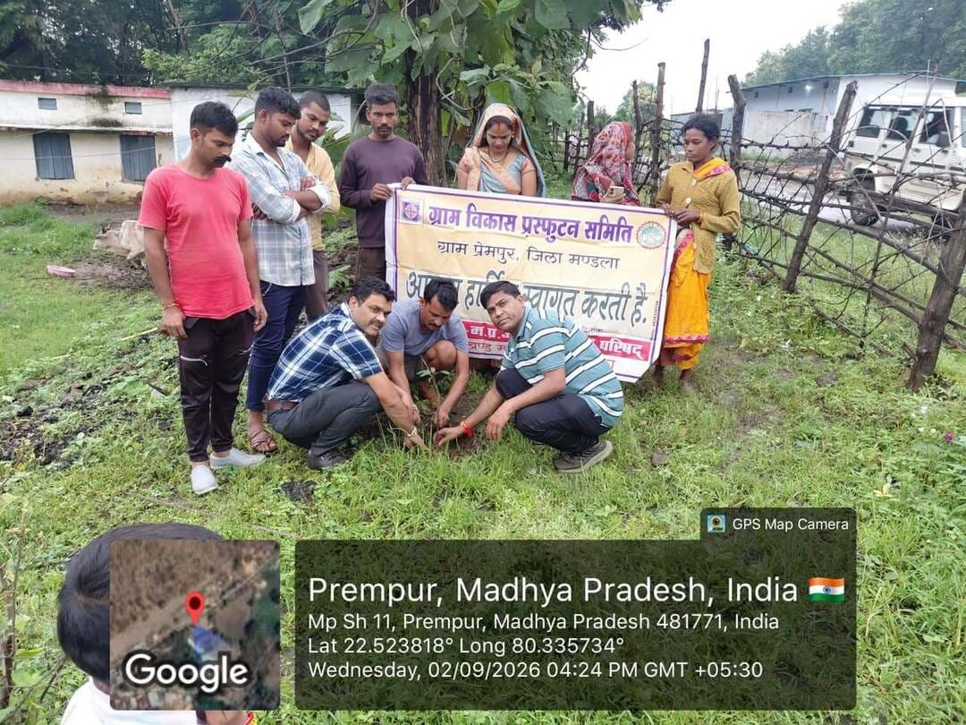 भंवरदा के पोषक ग्राम प्रेमपुर में एक पेड़ माँ के नाम अभियान अंतर्गत पौधारोपण
मध्यप्रदेश जन अभियान परिषद् द्वारा गठित ग्राम विकास प्रस्फुटन समिति प्रेमपुर के तत्वावधान में ग्राम पंचायत भंवरदा के पोषक ग्राम प्रेमपुर में एक पेड़ माँ के नाम अभियान अंतर्गत पौधारोपण किया गया। इस अवसर पर जिला समन्वयक श्री सुशील बर्मन ने पर्यावरण संरक्षण पर प्रकाश डालते हुए कहा कि पेड़-पौधे हमारी पृथ्वी पर जीवन का आधार हैं। ये हमें जीने के लिए शुद्ध ऑक्सीजन देते हैं, हवा को साफ रखते हैं, और बारिश लाने में मदद करते हैं। इनके बिना पृथ्वी पर जीवन की कल्पना भी नहीं की जा सकती है। विकासखण्ड समन्वयक श्री संतोष कुमार झारिया ने पौधारोपण एवं पर्यावरण संरक्षण की समस्त प्रतिभागियों को शपथ दिलाई। इस दौरान ग्राम विकास प्रस्फुटन समिति प्रेमपुर की अध्यक्ष श्रीमती आरती रजक सहित अन्य ग्रामीणजनों की उपस्थिति रही।
Jansampark Madhya Pradesh
CM Madhya Pradesh
#mandla