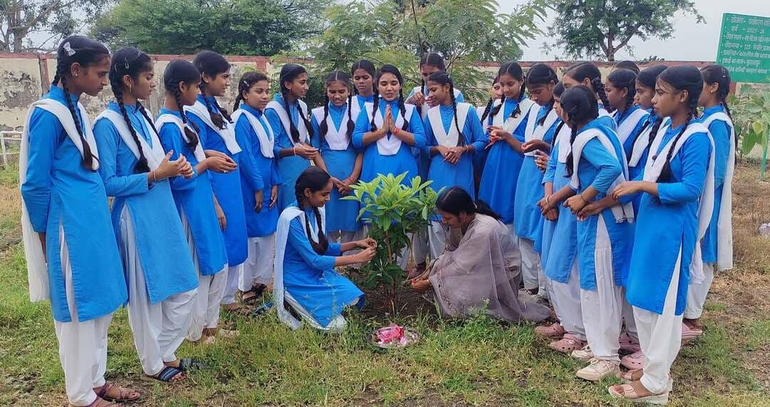 रुस्तमपुर स्कूल की छात्राओं ने पेड़ पौधों को राखी बांधकर पर्यावरण संरक्षण का संकल्प लिया
---
जिले के पंधाना विकासखंड के शासकीय उच्चतर माध्यमिक विद्यालय रुस्तमपुर में छात्राओं ने पेड़ पौधों को राखी बांधकर रक्षाबंधन और जन्माष्टमी का पर्व मनाया और पर्यावरण संरक्षण का संकल्प लिया। प्राचार्य श्री राधेश्याम जोशी ने बताया कि विद्यालय के पर्यावरण क्लब के अंतर्गत आयोजित इस अभिनव गतिविधि में विद्यार्थियों ने विद्यालय परिसर एवं आसपास के लगभग 200 वृक्षों को राखी बाँधी और उनके संरक्षण, संवर्धन एवं नियमित देखभाल का संकल्प लिया। स्कूल के विद्यार्थियों ने पेड़ों को केवल वनस्पति न मानकर जीवनदाता और परिवार के सदस्य के रूप में स्वीकार करने का संदेश दिया।
इस अवसर पर प्राचार्य ने कहा कि राखी का पर्व आमतौर पर भाई-बहन के स्नेह, विश्वास और सुरक्षा के संकल्प का प्रतीक माना जाता है, लेकिन शासकीय उच्चतर माध्यमिक विद्यालय रुस्तमपुर के विद्यार्थियों ने इस भावना को एक अनूठा पर्यावरणीय रूप देते हुए पेड़ों की कलाई पर राखी बाँधकर प्रकृति के साथ संरक्षण का रिश्ता कायम किया। उन्होंने कहा कि विद्यालय में पर्यावरण संरक्षण को केवल पाठ्यक्रम तक सीमित न रखकर विद्यार्थियों के व्यवहार और दैनिक जीवन का हिस्सा बनाने के लिए ऐसी गतिविधियों को निरंतर प्रोत्साहित किया जा रहा है।
स्कूल की शिक्षिका श्रीमती श्रद्धा गुप्ता की पहल पर आयोजित इस गतिविधि में विद्यार्थियों ने उत्साहपूर्वक सहभागिता की। इस गतिविधि का विशेष पक्ष यह रहा कि इसमें विद्यार्थियों को पर्यावरण संरक्षण के बारे में केवल जानकारी ही नहीं दी गई, बल्कि उन्हें प्रकृति के साथ भावनात्मक रूप से जोड़ते हुए संरक्षण की जिम्मेदारी का प्रत्यक्ष अनुभव भी कराया गया।
Jansampark Madhya Pradesh
General Administration Department, MP
Department of School Education, Madhya Pradesh
Department of Environment, Madhya Pradesh
#khandwa