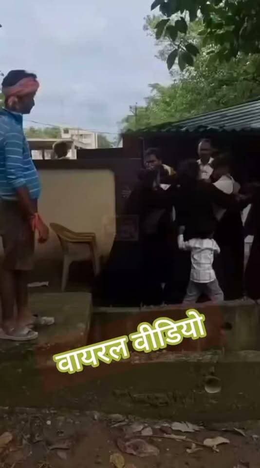 🚨 महराजगंज ब्रेकिंग न्यूज़
एसपी कार्यालय के बाहर पति-पत्नी में जमकर मारपीट, सड़क पर मचा हड़कंप!
महराजगंज में एसपी कार्यालय के बाहर पति-पत्नी के बीच जमकर मारपीट का मामला सामने आया है। बताया जा रहा है कि पत्नी दहेज उत्पीड़न की शिकायत लेकर एसपी कार्यालय पहुंची थी, इसी दौरान पति भी वहां पहुंच गया। दोनों के बीच कहासुनी के बाद विवाद इतना बढ़ गया कि सड़क पर ही मारपीट शुरू हो गई।
पति-पत्नी के बीच सड़क पर हो रही मारपीट को देखकर मौके पर लोगों की भीड़ जुट गई और कुछ देर के लिए हड़कंप की स्थिति बन गई। घटना का वीडियो भी सामने आने की बात कही जा रही है।
फिलहाल विवाद की पूरी वजह और दोनों पक्षों की शिकायत के संबंध में पुलिस जांच के बाद ही स्थिति स्पष्ट हो सकेगी।
Public maharajganj
#महराजगंज #BreakingNews #everyone #followers #reelsvideoシ #MaharajganjNews #SPOffice #पति_पत्नी_विवाद #दहेज_उत्पीड़न #मारपीट #ViralVideo #UPNews #PublicMaharajganjNews