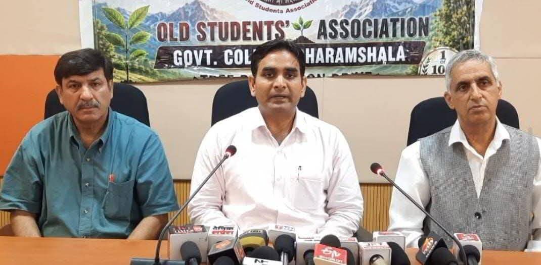 रेडक्राॅस और ओएसए के लक्की ड्राॅ से जुटाई राशि जरूरतमंदों की मदद पर होगी खर्च: उपायुक्त
#कांगड़ालाइव
राजकीय महाविद्यालय धर्मशाला के शताब्दी वर्ष पर 100 पुरस्कारों वाला ‘रेडक्राॅस-ओएसए लक्की ड्राॅ लाॅन्च
धर्मशाला। राजकीय महाविद्यालय धर्मशाला के 100 वर्ष पूरे होने के उपलक्ष्य में आयोजित किए जा रहे सेंटेनरी सेलिब्रेशन के तहत ओल्ड स्टूडेंट्स एसोसिएशन (ओएसए), गवर्नमेंट काॅलेज धर्मशाला ने जिला रेडक्राॅस सोसाइटी कांगड़ा के सहयोग से ‘रेडक्राॅस-ओएसए लकी ड्राॅॉ की शुरुआत की। इस पहल का शुभारंभ उपायुक्त कांगड़ा हेमराज बैरवा की गरिमामयी उपस्थिति में किया गया।
इस अवसर पर उपायुक्त कांगड़ा हेमराज बैरवा ने कहा कि राजकीय महाविद्यालय धर्मशाला के शताब्दी समारोह के तहत ओल्ड स्टूडेंट्स एसोसिएशन द्वारा की जा रही विभिन्न गतिविधियां सराहनीय हैं। जिला रेडक्राॅस सोसाइटी इस पहल में सहयोग करते हुए लक्की ड्राॅ की गतिविधि को व्यवस्थित रूप से संचालित करेगी। उन्होंने कहा कि इस पहल से रेडक्राॅस को प्राप्त होने वाली राशि का उपयोग गरीब, जरूरतमंद और बीमार लोगों की सहायता के लिए किया जा सकेगा।
उन्होंने ओल्ड स्टूडेंट्स एसोसिएशन को इस महत्वपूर्ण पहल के लिए शुभकामनाएं देते हुए कहा कि 100 पुरस्कारों का यह कन्सेप्ट महाविद्यालय के 100 वर्ष पूरे होने के उत्सव को सामाजिक सरोकारों से जोड़ने का बेहतर प्रयास है।
ओल्ड स्टूडेंट्स एसोसिएशन के अध्यक्ष संजीव गांधी ने बताया कि राजकीय महाविद्यालय धर्मशाला के 100 वर्ष पूरे होने के अवसर पर एसोसिएशन द्वारा इस वर्ष ‘100 साल 100 पहल’ की थीम के तहत विभिन्न गतिविधियां आयोजित की जा रही हैं। इसी श्रृंखला में जिला रेडक्राॅस सोसाइटी के साथ मिलकर लक्की ड्राॅॉ का आयोजन एक महत्वपूर्ण पहल है। लक्की ड्राॅॉ के माध्यम से 100 आकर्षक पुरस्कार दिए जाएंगे तथा पुरस्कारों की कीमत लाखों में रहेगी।
उन्होंने कहा कि ओल्ड स्टूडेंट्स एसोसिएशन द्वारा हर वर्ष लेगेसी अवाॅर्ड के माध्यम से उत्कृष्ट विद्यार्थियों को लाखों रुपये की छात्रवृत्तियां प्रदान की जाती हैं। इस वर्ष एसोसिएशन ने अपनी सामाजिक जिम्मेदारी को और विस्तार देते हुए रेडक्राॅस के साथ संयुक्त रूप से जरूरतमंद लोगों की सहायता के लिए यह पहल की है।
उन्होंने बताया कि ओल्ड स्टूडेंट्स एसोसिएशन की ओर से सेंटेनरी वर्ष के दौरान 100 समाइल्स, 100 ड्राॅज, 100 चांस, 100 स्टार्स, 100 ड्रीम्स, 100 चीयर, 100 मोमेंट्स, 100 मेमोरीज, 100 रीजन्स और 100 रिवार्ड्स सहित अनेक गतिविधियां आयोजित की जा रही हैं।
इस अवसर पर जिला रेडक्राॅस सोसाईटी के सचिव ओपी शर्मा, ओल्ड स्टूडेंट्स एसोसिएशन के महासचिव अश्वनी कौल, संयुक्त सचिव परविदर सिंह, मीडिया प्रभारी दिनेश शर्मा, प्रेस सचिव पवन शर्मा, सदस्य आरके महाजन, एनडी शर्मा, द्वारका प्रसाद सहित अन्य पदाधिकारी एवं सदस्य उपस्थित रहे।