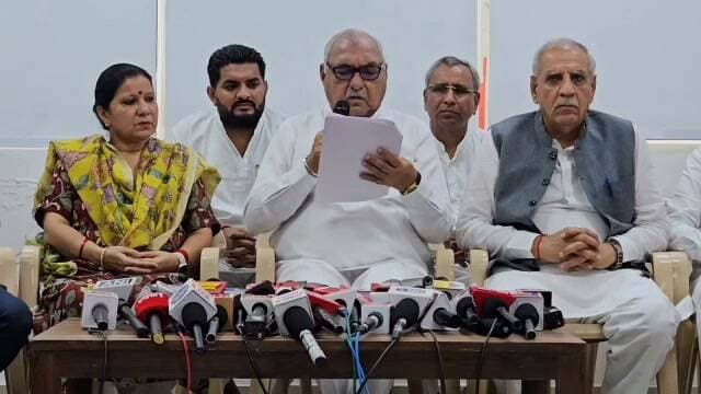 पूर्व मुख्यमंत्री एवं नेता प्रतिपक्ष चौधरी भूपेंद्र सिंह हुड्डा ने कोठी नंबर 70, सेक्टर-7A, चंडीगढ़ में प्रेसवार्ता को संबोधित किया। प्रेसवार्ता के दौरान उन्होंने प्रदेश से जुड़े विभिन्न महत्वपूर्ण मुद्दों पर अपनी बात रखी। देखें, नेता प्रतिपक्ष चौधरी भूपेंद्र सिंह हुड्डा ने क्या कहा...
#BhupinderSinghHooda #DeependerHooda #Haryana #Chandigarh #PressConference #LeaderOfOpposition #Congress
