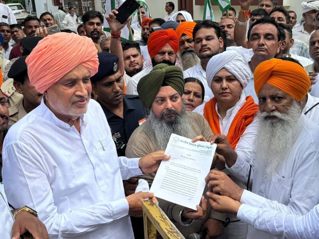भारतीय किसान यूनियन के नेताओं ने कृषि मंत्री को अपनी मांगों को लेकर सौंपा ज्ञापन
यमुनानगर 3 सितम्बर- किसान यूनियन के प्रतिनिधिमंडल राष्ट्रीय किसान यूनियन के राष्ट्रीय अध्यक्ष गुरनाम सिंह चढूनी के नेतृत्व में किसानों से जुड़ी विभिन्न मांगों एवं समस्याओं को लेकर कृषि एवं किसान कल्याण, मत्स्य व पशुपालन मंत्री श्याम सिंह राणा को उनके निवास स्थान रादौर में ज्ञापन सौंपा। किसान प्रतिनिधियों ने कृषि क्षेत्र से संबंधित गन्ने का रेट बढ़ाने, धान की खरीद 15 सितम्बर से शुरू करने, किसानों पर दर्ज मुकदमें वापिस लेने, भावातंर भरपाई योजना की बकाया राशि जल्द जारी करने आदि जैसी मांगों से कृषि मंत्री को अवगत करवाते हुए समाधान की मांग रखी।
कृषि मंत्री श्याम सिंह राणा ने किसान प्रतिनिधियों की सभी मांगों को गंभीरता से सुना और कहा कि प्रदेश सरकार किसानों के हितों के लिए निरंतर कार्य कर रही है। किसानों की समस्याओं का समाधान करना सरकार की प्राथमिकताओं में शामिल है। उन्होंने कहा कि किसान देश और प्रदेश की अर्थव्यवस्था की महत्वपूर्ण कड़ी हैं तथा उनके हितों की अनदेखी नहीं की जाएगी। उन्होंने कहा कि किसान यूनियन द्वारा रखी गई मांगों का प्रदेश के मुख्यमंत्री नायब सिंह सैनी के साथ विचार-विमर्श कर नियमानुसार समाधान करवाने का प्रयास किया जाएगा। जो मांगें सरकार के स्तर पर पूरी की जा सकती हैं, उन पर सकारात्मक कार्रवाई की जाएगी।
कृषि मंत्री ने कहा कि सरकार किसानों के साथ संवाद के माध्यम से समस्याओं का समाधान करने के लिए प्रतिबद्ध है। उन्होंने कहा कि मुख्यमंत्री श्री नायब सिंह सैनी के नेतृत्व में हरियाणा सरकार किसानों को बेहतर सुविधाएं उपलब्ध करवाने, कृषि को लाभकारी बनाने तथा किसानों की आय बढ़ाने की दिशा में लगातार महत्वपूर्ण कदम उठा रही है। उन्होंने किसानों को आश्वस्त किया कि उनकी मांगों को सरकार के समक्ष मजबूती से उठाया जाएगा। मेरा प्रयास रहेगा कि प्रदेश के किसानों की समस्याओं का जल्द समाधान हो और उन्हें किसी प्रकार की परेशानी का सामना न करना पड़े। किसानों के हितों की रक्षा और उनकी समस्याओं का समाधान सुनिश्चित करना सरकार की प्राथमिकता है।
इस अवसर पर मार्किट कमेटी के चेयरमैन रूपिन्द्र सिंह, रादौर मंडल के भाजपा अध्यक्ष कृष्ण काम्बोज, वरिष्ठ भाजपा नेता गोपाल कृष्ण, सुनील काम्बोज सहित भाजपा के वरिष्ठ नेतागण व कार्यकर्ताओं सहित पुलिस प्रशासन के अधिकारीगण भी उपस्थित रहें।