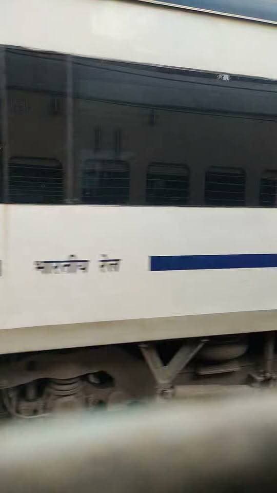 रेल यात्रियों के लिए राहत की खबर है. रेलवे बोर्ड ने जोगबनी-दानापुर वंदे भारत एक्सप्रेस (26301/26302) का पाटलिपुत्र जंक्शन पर प्रायोगिक आधार पर ठहराव मंजूर कर दिया है. इससे पटना के पश्चिमी इलाके, दीघा और आसपास के यात्रियों को काफी सुविधा मिलेगी. अब यात्रियों को वंदे भारत पकड़ने के लिए दानापुर या अन्य स्टेशनों तक जाने की जरूरत कम होगी. ट्रेन दोनों दिशाओं में पाटलिपुत्र जंक्शन पर रुकेगी. इसका मार्ग जोगबनी, फारबिसगंज, अररिया कोर्ट, पूर्णिया, बनमंखी, दौराम मधेपुरा, सहरसा, खगड़िया, सलौना, हसनपुर रोड, समस्तीपुर, मुजफ्फरपुर, हाजीपुर, पाटलिपुत्र और दानापुर है. पाटलिपुत्र में ठहराव मिलने से सीमांचल, कोसी और उत्तर बिहार से पटना आने-जाने वाले यात्रियों को भी अतिरिक्त विकल्प मिलेगा. हालांकि, ठहराव की सटीक तारीख और समय-सारणी की घोषणा रेलवे की ओर से बाद में की जाएगी.