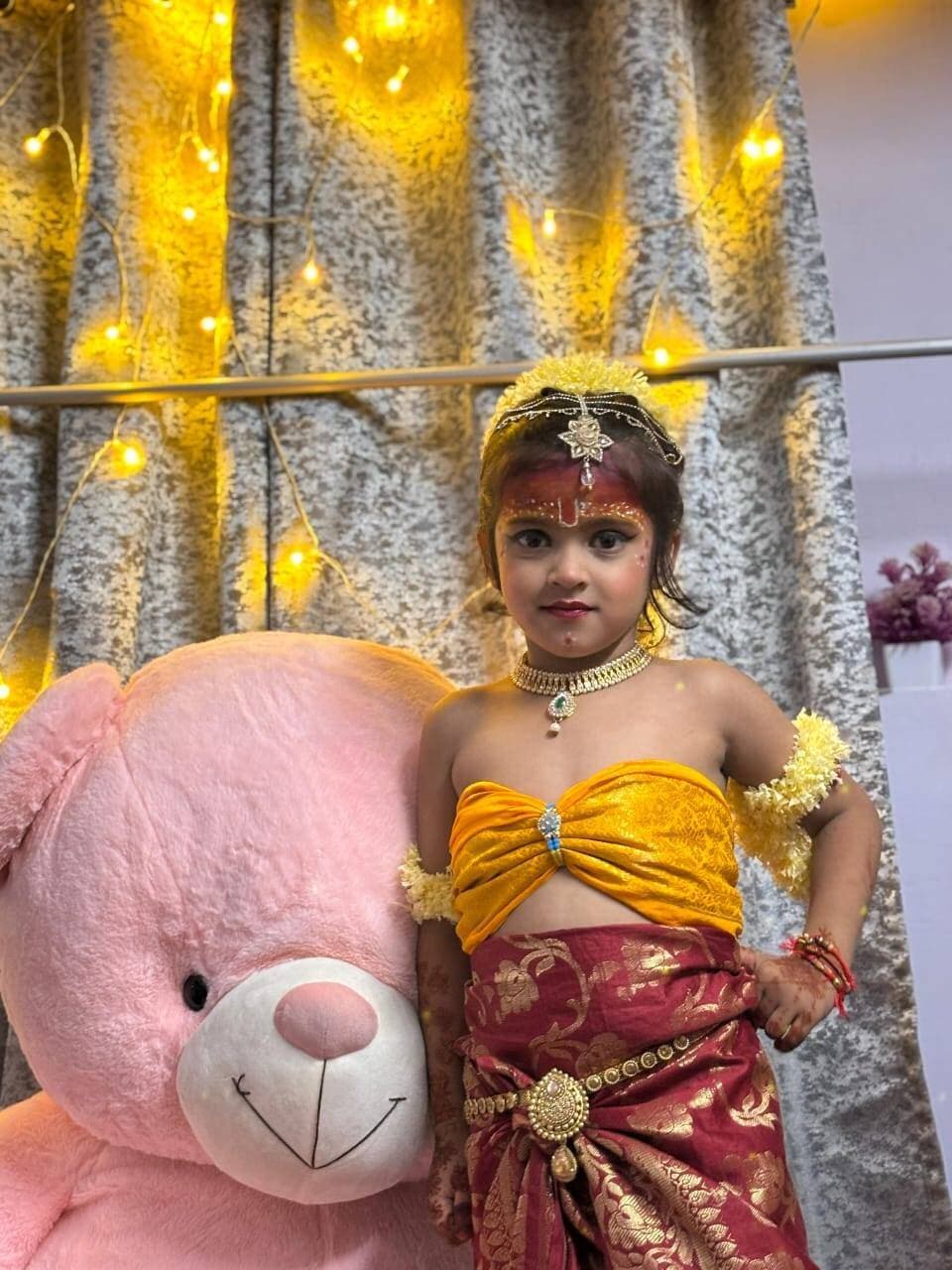 *श्रीकृष्ण सज्जा प्रतियोगिता में साक्षी सक्सेना ने मारी बाजी*
सुरसंड :नगर पंचायत स्थित थाना गेट के समीप इंदिरा गांधी स्मारक सरस्वती शिशु वाटिका में गुरुवार को श्रीकृष्ण साज-सज्जा प्रतियोगिता का आयोजन किया गया। प्रतियोगिता में विद्यालय के करीब 45 भैया / बहनों (छात्र-छात्राओं ) ने उत्साहपूर्वक भाग लिया। बच्चों ने भगवान श्रीकृष्ण व राधा के बाल स्वरूप की आकर्षक साज-सज्जा कर अपनी प्रतिभा का प्रदर्शन किया।
प्रतियोगिता में साक्षी सक्सेना ने प्रथम स्थान प्राप्त किया। वहीं श्रीशा कुमारी ने द्वितीय तथा वंशिका गर्ग, कक्षा उदय ने तृतीय स्थान प्राप्त किया। प्रतियोगिता के दौरान बच्चों की प्रस्तुति और आकर्षक साज-सज्जा ने उपस्थित अभिभावकों एवं शिक्षकों का मनमोह लिया।
विद्यालय की ओर से सफल प्रतिभागियों का उत्साहवर्धन किया गया। मौके पर विद्यालय के कोषाध्यक्ष प्रहलाद कुमार सुमन, प्रधानाचार्य देवेंद्र राय सहित शिक्षक-शिक्षिकाएं एवं अभिभावक मौजूद रहे। साक्षी सक्सेना की सफलता पर पत्रकार चंद्र किशोर सक्सेना एवं उनके परिजनों ने प्रसन्नता व्यक्त की।