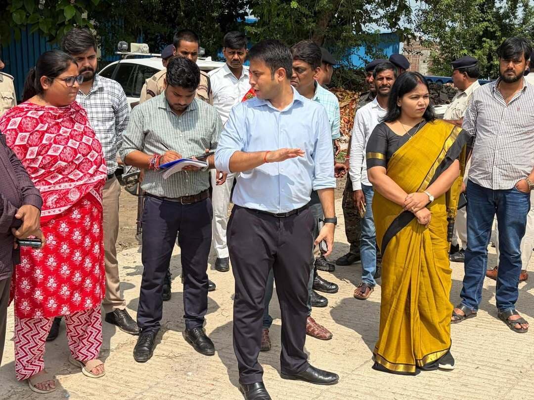 कैमूर में बाढ़ की स्थिति को लेकर जिला प्रशासन अलर्ट है। जिला पदाधिकारी ने अधिकारियों के साथ रतवार,मोहनिया पंप हाउस, बेलौड़ी,कुदरा और राजेश्वर नगर घाट का स्थलीय निरीक्षण कर स्थिति का जायजा लिया।निरीक्षण के दौरान मोहनिया विधायक श्रीमती संगीता कुमारी भी डीएम के साथ मौजूद रहीं। विधायक ने अपने विधानसभा क्षेत्र में बाढ़ की स्थिति और लोगों की समस्याओं की जानकारी ली तथा अधिकारियों से आवश्यक कार्रवाई को लेकर चर्चा की।
डीएम ने संवेदनशील स्थलों की 24 घंटे निगरानी और किसी भी आपात स्थिति में तत्काल राहत-बचाव शुरू करने के निर्देश दिए। प्रशासन के अनुसार जलस्राव लगातार घट रहा है और स्थिति नियंत्रण में है।