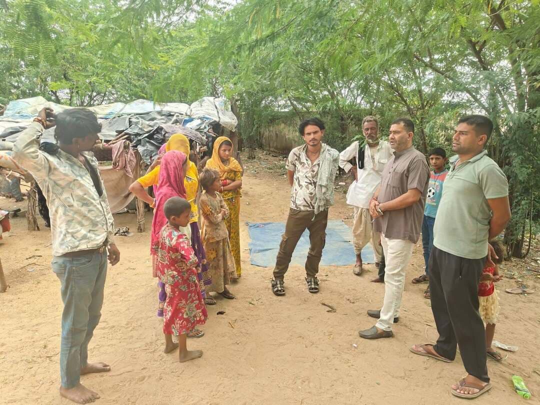 *नगर निकाय चुनाव-2026*
*स्वीप कार्यक्रम के अन्तर्गत घुमन्तु एवं ट्रांसजेण्डर मतदाताओं से मतदान संबंधी संवाद कार्यक्रम आयोजित*
डीडवाना-कुचामन, 3 सितम्बर।
जिले में नगरीय निकाय आम चुनाव के तहत आयोजित हा रही स्वीप गतिविधियों के अन्तर्गत गुरुवार को घुमन्तु, अर्द्धघुमन्तु एवं ट्रांसजेण्डर मतदाताओं के साथ संवाद कार्यक्रम का आयोजन किया गया।
ब्लॉक सामाजिक सुरक्षा अधिकारी, डीडवाना अल्ताफ हुसैन ने बताया जिले में नगर निकाय आम चुनाव 2026 में घुमन्तु, अर्द्धघुमन्तु एवं ट्रांसजेण्डर समुदाय के मतदाताओं को जागरूक करने तथा अधिक से अधिक मतदान करने के लिए नगरपरिषद् डीडवाना में स्वीप कार्यक्रम के अन्तर्गत घुमन्तु, अर्द्धघुमन्तु एवं ट्रांसजेण्डर मतदाताओं से मतदान से संबंधी संवाद कार्यक्रम का आयोजन किया गया। कार्यक्रम घुमंतू समुदाय व ट्रांसजेंडर मतदाताओं को मतदान करने के लिए प्रेरित किया गया।
इस दौरान नगर परिषद, डीडवाना के आयुक्त जितेन्द्र चौकीदार, ब्लॉक सामाजिक सुरक्षा अधिकारी अल्ताफ हुसैन, समाज कल्याण विभाग डीडवाना के महेन्द्र कुमावत तथा नवाज शरीफ उपस्थित रहे।