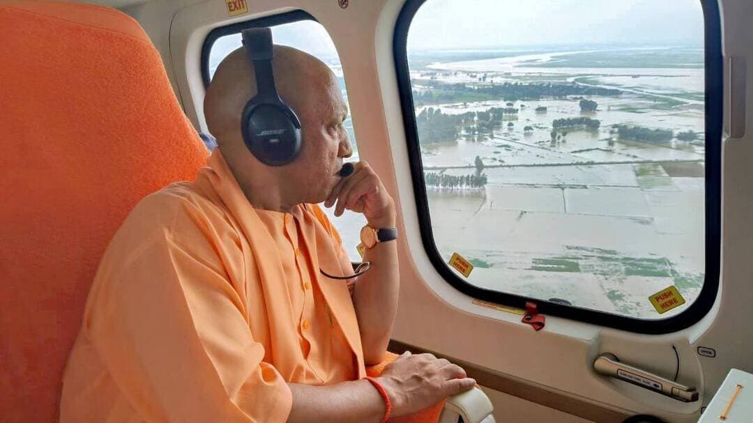 बाढ़ पीड़ित परिवारों के साथ खड़ी है सरकार: योगी आदित्यनाथ
फर्रुखाबाद में मुख्यमंत्री ने 1,000 प्रभावित परिवारों को बांटी राहत सामग्री, भूमि आवंटन प्रमाण-पत्र और सहायता राशि
फर्रुखाबाद। मुख्यमंत्री योगी आदित्यनाथ ने आज जनपद फर्रुखाबाद में बाढ़ प्रभावित परिवारों के लिए आयोजित राहत वितरण कार्यक्रम में हिस्सा लिया। इस दौरान उन्होंने 1,000 बाढ़ प्रभावित परिवारों को राहत सामग्री, भूमि आवंटन प्रमाण-पत्र एवं सहायता राशि वितरित की।
मुख्यमंत्री ने बाढ़ प्रभावित क्षेत्रों का हवाई निरीक्षण कर जमीनी स्थिति का जायजा लिया और अधिकारियों को प्रभावित लोगों तक राहत एवं सहायता समय से पहुंचाने के निर्देश दिए।
कार्यक्रम के दौरान मुख्यमंत्री ने बाढ़ प्रभावित परिवारों के प्रति सरकार की संवेदनशीलता व्यक्त करते हुए कहा कि उन्हें किसी भी प्रकार की चिंता करने की आवश्यकता नहीं है। सरकार संकट की इस घड़ी में उनके साथ खड़ी है और हर संभव मदद उपलब्ध कराई जाएगी।
उन्होंने कहा कि प्रदेश सरकार का संकल्प सुशासन और जनसेवा है। आपदा की स्थिति में प्रभावित लोगों को राहत पहुंचाना सरकार की प्राथमिकता है। अधिकारियों को निर्देशित किया गया है कि बाढ़ प्रभावित क्षेत्रों में राहत कार्यों में किसी भी प्रकार की लापरवाही न हो और जरूरतमंद परिवारों को आवश्यक सहायता तत्काल उपलब्ध कराई जाए।
