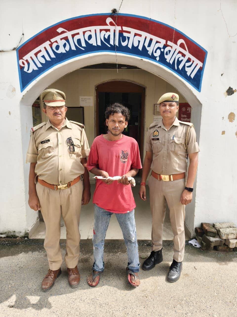 रेलवे स्टेशन पर रिक्शा खड़ा करने को लेकर चाकूबाजी, आरोपी गिरफ्तार; घटना में प्रयुक्त चाकू बरामद
बलिया। शहर के रेलवे स्टेशन पर रिक्शा खड़ा करने को लेकर हुए विवाद में चाकू से जानलेवा हमला करने के मामले में कोतवाली पुलिस ने एक आरोपी को गिरफ्तार कर लिया। पुलिस ने आरोपी के कब्जे/निशानदेही पर घटना में प्रयुक्त चाकू भी बरामद किया है।
पुलिस के अनुसार, 3 सितंबर 2026 की रात करीब 1 बजे रेलवे स्टेशन पर रिक्शा खड़ा करने को लेकर विवाद हुआ था। इस दौरान आरोपी द्वारा चाकू से हमला किए जाने के मामले में थाना कोतवाली में मु0अ0सं0 345/2026, धारा 109(1) बीएनएस और 4/25 आर्म्स एक्ट के तहत मुकदमा दर्ज किया गया।
घटना के बाद पुलिस आरोपी की तलाश में जुटी थी। इसी क्रम में उपनिरीक्षक अरुण कुमार सिंह ने पुलिस टीम के साथ मुखबिर की सूचना पर कार्रवाई करते हुए सलीम अन्सारी पुत्र मुस्ताक अन्सारी, निवासी राजपूत नेवरी, थाना कोतवाली बलिया, स्थायी पता बेदुआ, उम्र करीब 28 वर्ष को रेलवे स्टेशन के गेट नंबर-1 स्थित सर्कुलेटिंग एरिया के पास से गिरफ्तार कर लिया।
पुलिस ने आरोपी की निशानदेही पर घटना में प्रयुक्त एक चाकू बरामद किया। आवश्यक विधिक कार्रवाई पूरी करने के बाद आरोपी को न्यायालय भेज दिया गया।
गिरफ्तारी करने वाली टीम में उपनिरीक्षक अरुण कुमार सिंह, हेड कांस्टेबल राकेश कुमार यादव, कांस्टेबल जय सिंह, सौरभ सिंह और राजीव सिंह शामिल रहे।
<nis:link nis:type=tag nis:id=बलिया_पुलिस nis:value=बलिया_पुलिस nis:enabled=true nis:link/>
<nis:link nis:type=tag nis:id=कोतवाली_पुलिस nis:value=कोतवाली_पुलिस nis:enabled=true nis:link/>
<nis:link nis:type=tag nis:id=चाकूबाजी nis:value=चाकूबाजी nis:enabled=true nis:link/>
<nis:link nis:type=tag nis:id=आर्म्स_एक्ट nis:value=आर्म्स_एक्ट nis:enabled=true nis:link/>
<nis:link nis:type=tag nis:id=ballianews nis:value=BalliaNews nis:enabled=true nis:link/>
